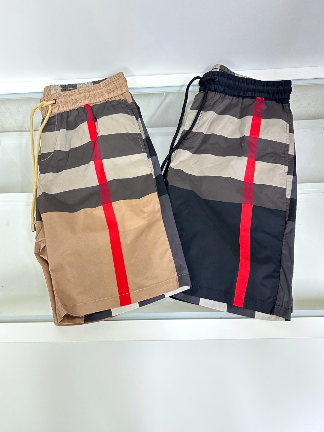 NO:467049,Burberry New spring and summer style casual shorts for men and women, distinguish between market fabrics Our shorts are much heavier than the weight on the market. Compare it casually~ the original loose style is casual and sporty. Customize the top-level original exclusive polyester fabric!  Just distinguish the market version. The trouser leg design logo bar webbing splicing decoration!  Waist design with elastic elastic waist circumference modification!  Each piece of high-end craftsmanship determines success or failure~ I won’t say much. The quality and texture are very good. A fashionable item!  Size M-3XL, burberry, burberry, shorts, alexander wang19860909Burberry 巴宝莉 春夏新款男女同款休闲短裤,区分市面料 我们的一条短裤就比市面的重量要重太多了 随意对比～原版宽松版型 休闲运动两不误 定制顶级原版专属聚酯纤维面料！区分市面版本即可 裤腿设计标识条杠织带拼接修饰！腰身设计松紧弹力腰围修饰！高端工艺每件决定成败～不多说 品质质感非常不错一款时尚单品！尺码M-3XL,,burberry,burberry,shorts,alexander wang,Men's clothing