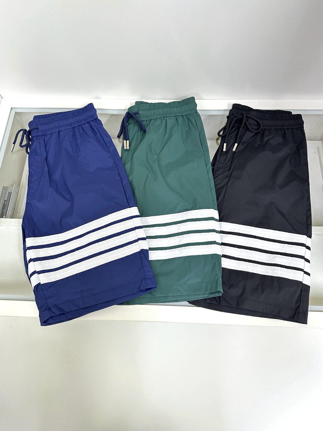 NO:467002,TB Tom Brown The latest style of the counter, elastic strap casual sports shorts, made of counter fabric, soft touch, light and breathable. The counter is now sold solid color, one to one original details, impeccable workmanship, super handsome, perfect details, the upper body effect is so good. Number of codes M-3XL,,thom browne, shorts,alexander wang19860909TB 汤姆布朗 专柜最新款 松紧带休闲运动短裤 专柜面料打造 手感柔软 轻薄透气 专柜现在售 纯色 一比一原版细节 做工无可挑剔 上身有型超帅气 细节完美 上身效果就是这么好看哈 码数M-3XL,,thom browne,shorts,alexander wang,Men's clothing