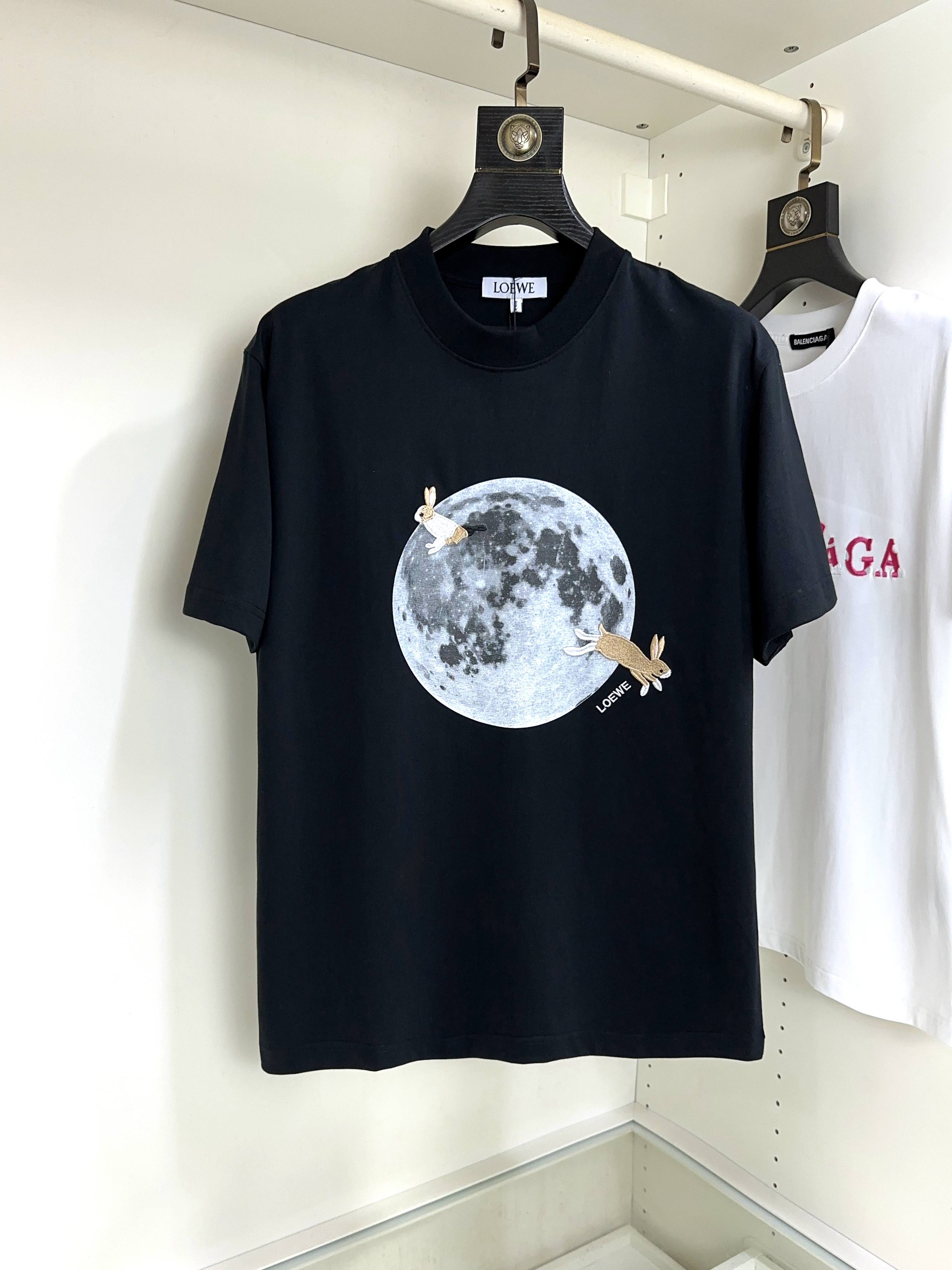 NO:466993,Loewe, Fat Brother Gospel Maximum XL can wear 200 kilograms, top-level round neck casual short sleeves, top-level version, high-end custom versatile styles, anyone can easily control the fabric, full customization and craftsmanship, the latest logo design of the luxurious classic brand on the chest, very high-end and those who understand goods must enter!  The style and tailoring are slim styles, which are very exquisite, showing aura and highlighting the exquisiteness of business men. This is the unique feature, just right slim fit, and the upper body effect is very good!  Size XS-XL (counter code is equivalent to M-3XL), loewe,loewe,T-shirt,alexander wang19860909Loewe 罗意威 胖哥福音最大XL可穿200斤 顶级圆领休闲短袖 顶级版本 高级定制百搭款式 任何人都可以轻松驾驭 面料全订制工艺 胸前奢华经典品牌最新logo设计,非常显档次懂货的必须入！版型剪裁属于修身款 非常精致,显气场,又会凸显商务男士的精致,这就是独到之处,恰到好处的修身,上身效果非常赞！尺码XS-XL（专柜码等同M-3XL）,,loewe,loewe,T-shirt,alexander wang,Men's clothing