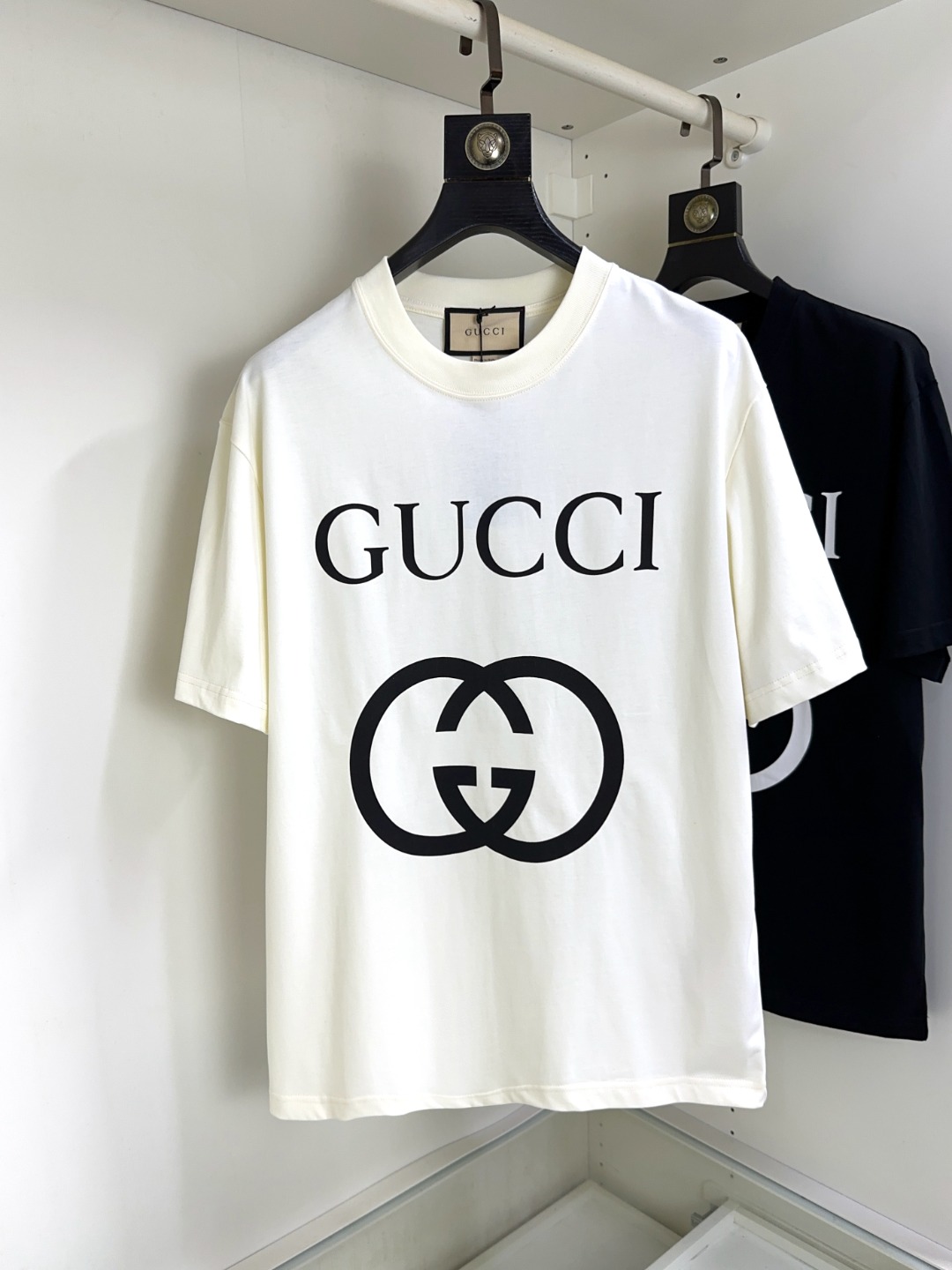 NO:427509,Gucci Gucci Fat Brother Gospel Maximum XL can wear 200 kilograms Top-level round neck casual short sleeves Top-level version High-end custom versatile styles Anyone can easily control the fabric is fully customized craftsmanship The latest logo design of the luxurious classic brand on the chest is very high-end, and those who understand goods must enter!  The style and tailoring are slim styles, which are very exquisite, showing aura and highlighting the exquisiteness of business men. This is the unique feature, the right slim fit, and the upper body effect is very good!  Size XS-XL (counter code is equivalent to M-3XL), gucci, T-shirt, alexander wang19860909Gucci 古奇 胖哥福音最大XL可穿200斤 顶级圆领休闲短袖 顶级版本 高级定制百搭款式 任何人都可以轻松驾驭 面料全订制工艺 胸前奢华经典品牌最新logo设计,非常显档次懂货的必须入！版型剪裁属于修身款 非常精致,显气场,又会凸显商务男士的精致,这就是独到之处,恰到好处的修身,上身效果非常赞！尺码XS-XL（专柜码等同M-3XL）,,gucci,T-shirt,alexander wang,Men's clothing