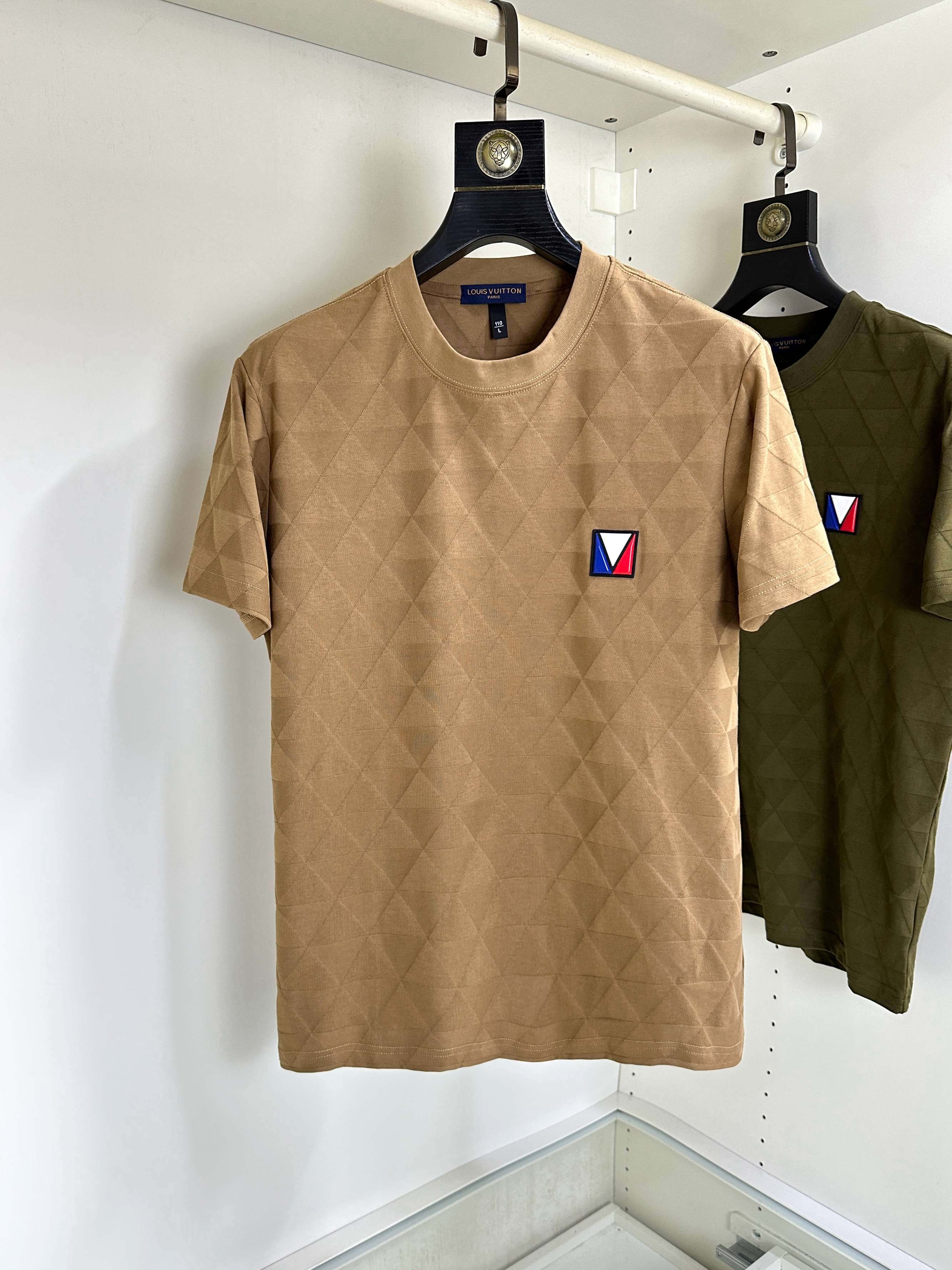 NO:443084,LV Louis Vuitton New summer T-shirt with casual round neck short sleeves, customized fabric, breathable and comfortable, impeccable details, brand element design concept, reflecting high quality. It feels delicate and soft!  Present casual cut, excellent upper body style, M-3XL, louis vuitton, louis vuitton, T-shirt,tees, t-shirt,alexander wang19860909LV 路易威登 夏季新款T恤休闲圆领短袖,定制面料 透气舒适度高,细节无可挑剔,品牌元素设计理念,体现高品质.手感细腻柔软！呈现休闲裁剪,上身版型超赞,码数M-3XL,,louis vuitton,louis vuitton,T-shirt,tees，t-shirt,alexander wang,Men's clothing