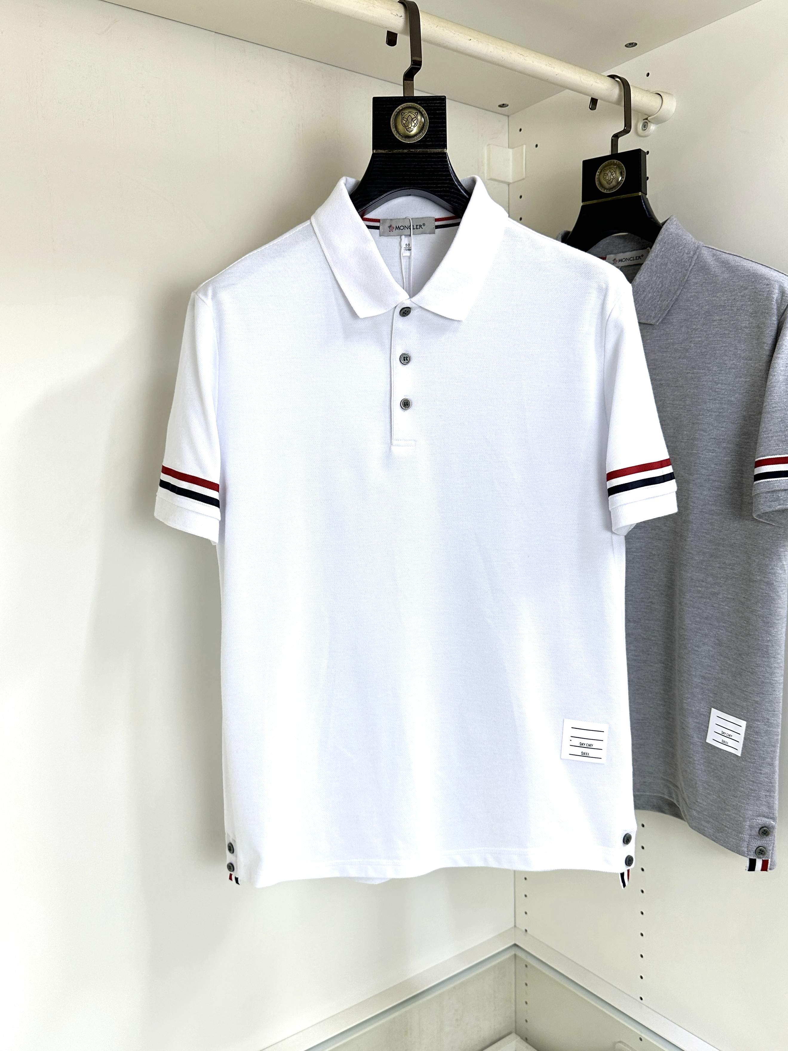 NO:515009,Moncler masking, a new summer T-shirt lapel short-sleeved POLO shirt, customized fabric, breathable and comfortable, impeccable details, brand element design concept, reflecting high quality. It feels delicate and soft!  Present casual cut, excellent upper body style, M-3XL, Moncler, T-shirt, tees, t-shirt, alexander wang19860909Moncler蒙口 夏季新款T恤翻领短袖POLO衫,定制面料 透气舒适度高,细节无可挑剔,品牌元素设计理念,体现高品质.手感细腻柔软！呈现休闲裁剪,上身版型超赞,码数M-3XL,,Moncler,T-shirt,tees，t-shirt,alexander wang,Men's clothing