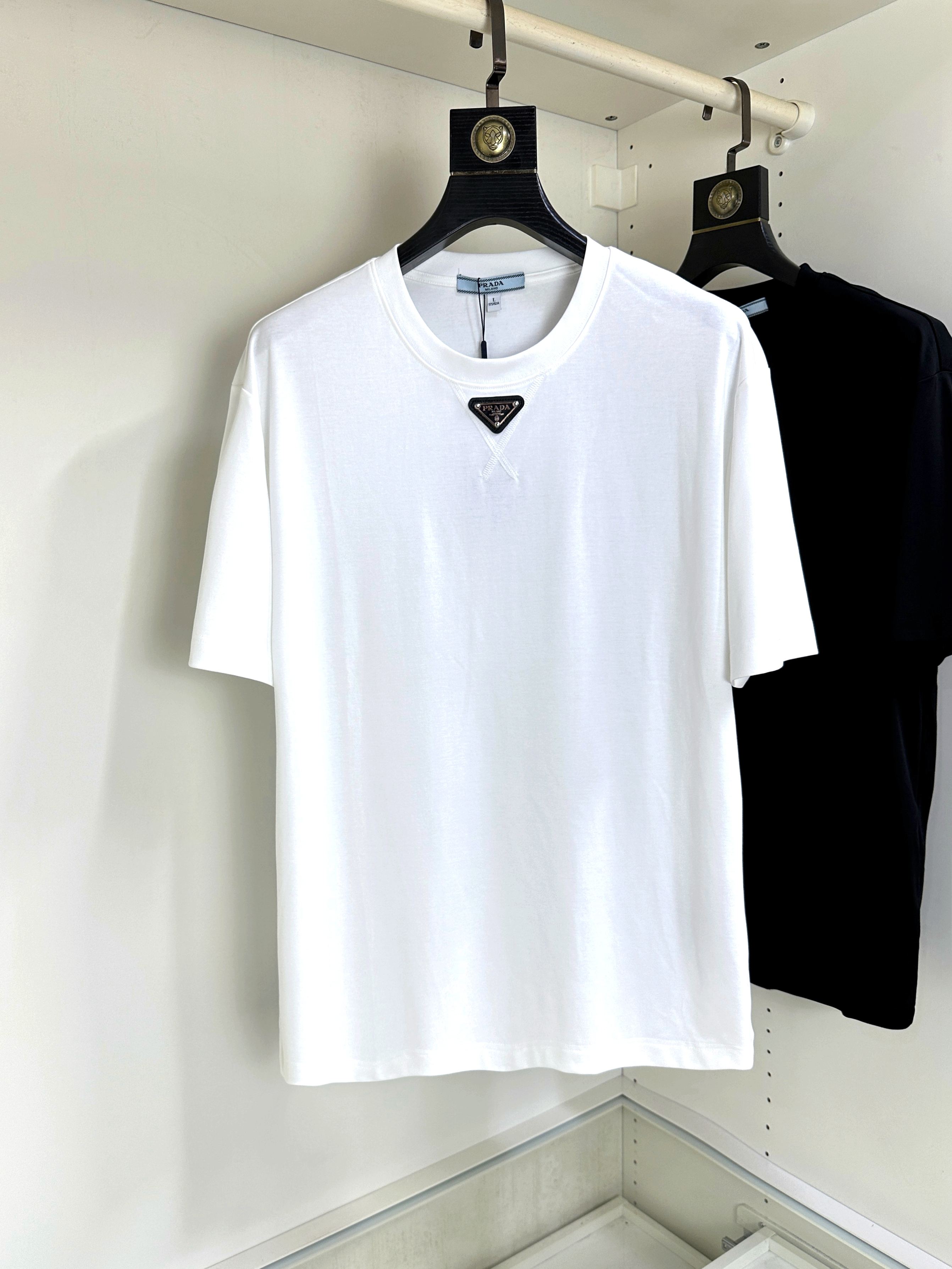 NO:492635,Prada Prada New summer T-shirt with casual round neck short sleeves, customized fabric, breathable and comfortable, impeccable details, brand element design concept, reflecting high quality. It feels delicate and soft!  Present casual cut, excellent upper body style, code number M-3XL, prada, prada, T-shirt, tees, t-shirt, alexander wang19860909Prada普拉达 夏季新款T恤休闲圆领短袖,定制面料 透气舒适度高,细节无可挑剔,品牌元素设计理念,体现高品质.手感细腻柔软！呈现休闲裁剪,上身版型超赞,码数M-3XL,,prada,prada,T-shirt,tees，t-shirt,alexander wang,Men's clothing