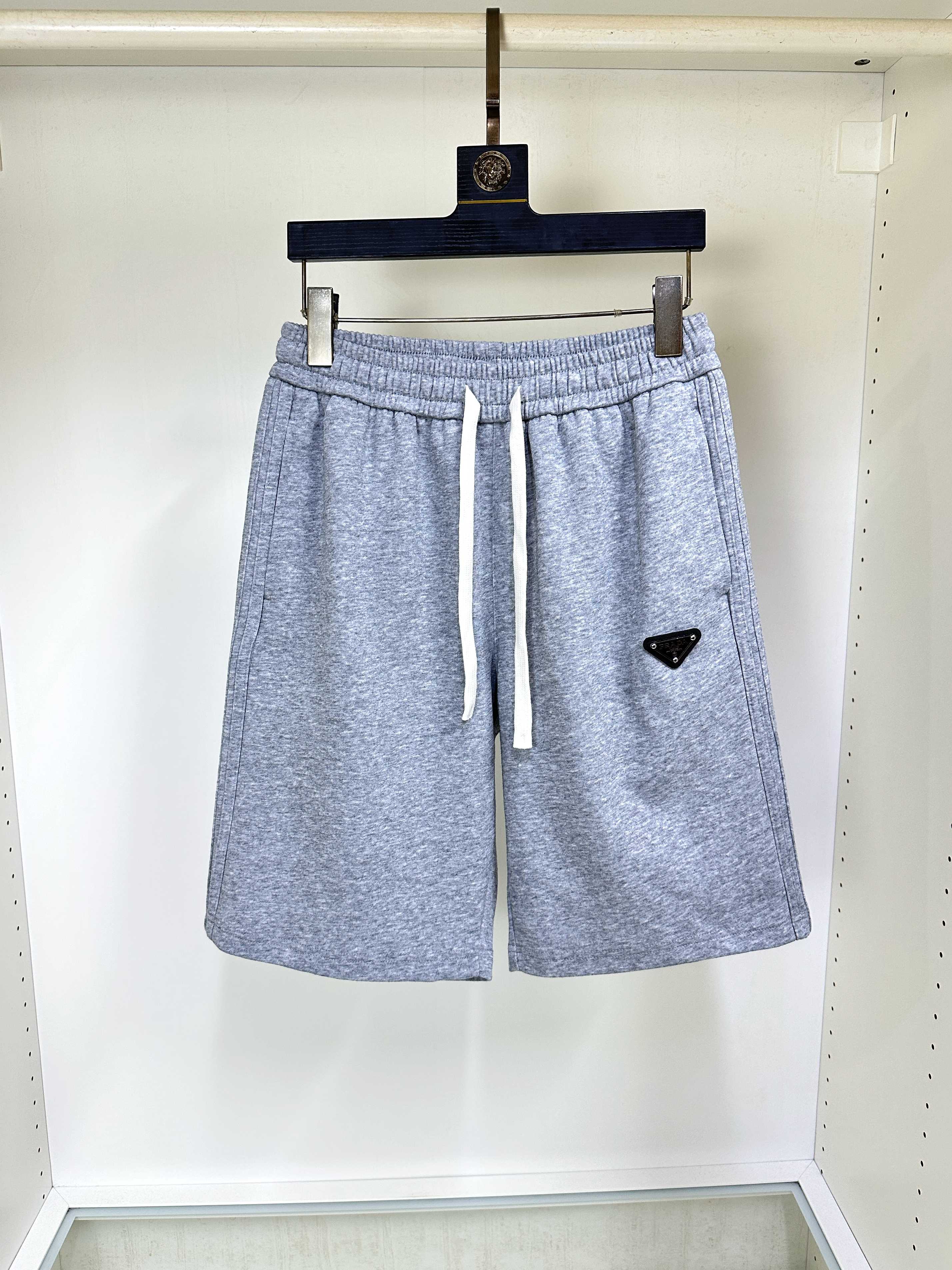 NO:520039,Prada new summer men's casual shorts, high-end custom fabric breathable fabric, extremely breathable elastic and comfortable, impeccable details, top-level auxiliary materials, original logo design concept, delicate and soft feel!  The upper body style is excellent!  Size S-3XL can wear 220 catties, prada, shorts, alexander wang19860909普拉达 夏季新款男士休闲短裤,高级定制面料透气面料 透气弹力舒适度极高,细节无可挑剔,顶级辅料配备,原版logo设计理念,手感细腻柔软！上身版型超赞！尺码S-3XL可穿220斤,,prada,shorts,alexander wang,Men's clothing