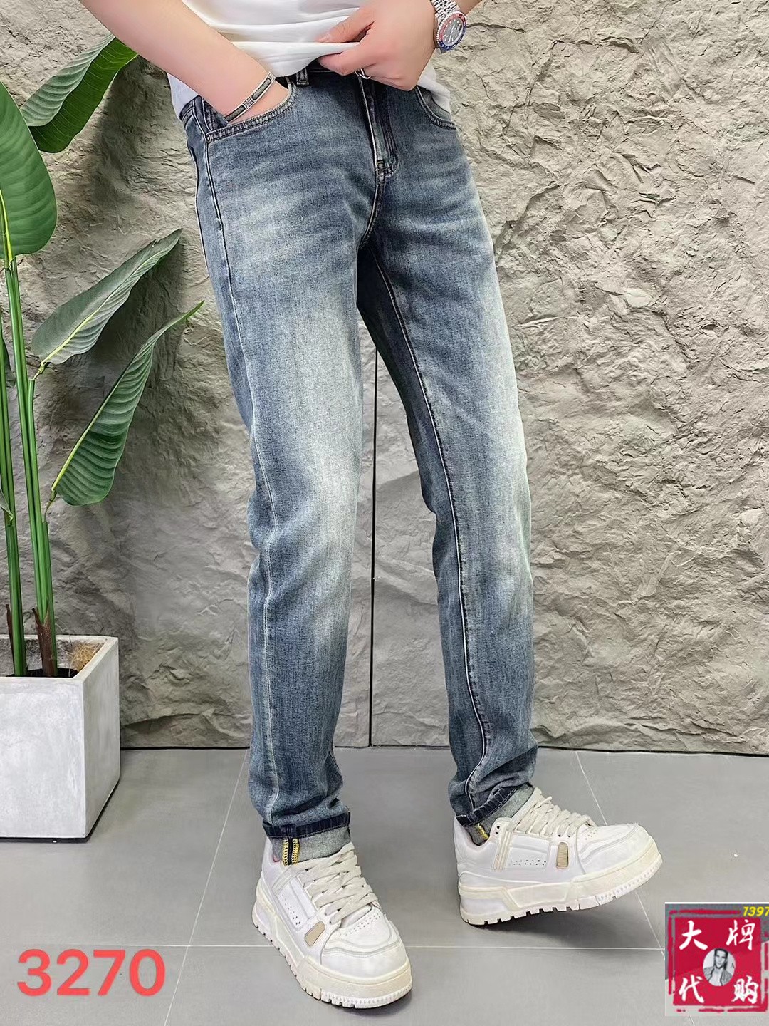 NO:456598,Miu Miu Men's jeans original original cloth original wash water!  Imported original wash elastic fabrics, complex handicrafts superimposed, any wash process will become a completely different color effect after a few more seconds, so it is more precious, especially long-lasting and odor-resistant... Use the best tannin elastic texture, genuine leather leather cards, high-quality metal accessories... to create a unique and original jeans style!  Original hardware accessories, super positive style, comfortable and breathable, extremely high grade, counter quality, and handsome upper body. Number of codes 29-38, miumiu, jeans, alexander wang19860909Miu Miu 缪缪 男士牛仔裤原厂原布原洗水！进口原版水洗弹力面料,复杂的手工艺叠加,任何一个洗水环节多停留几秒都会变成完全不一样的颜色效果,所以越加珍贵,特别持久、耐味…… 选用上乘的丹宁弹力质感,真皮皮牌、高定的金属辅料……打造出独特及原创的牛仔裤款型！原版五金辅料,版型超正,舒适透气,档次极高,专柜品质,上身帅气十足.码数29-38,,miumiu,jeans,alexander wang,Men's clothing