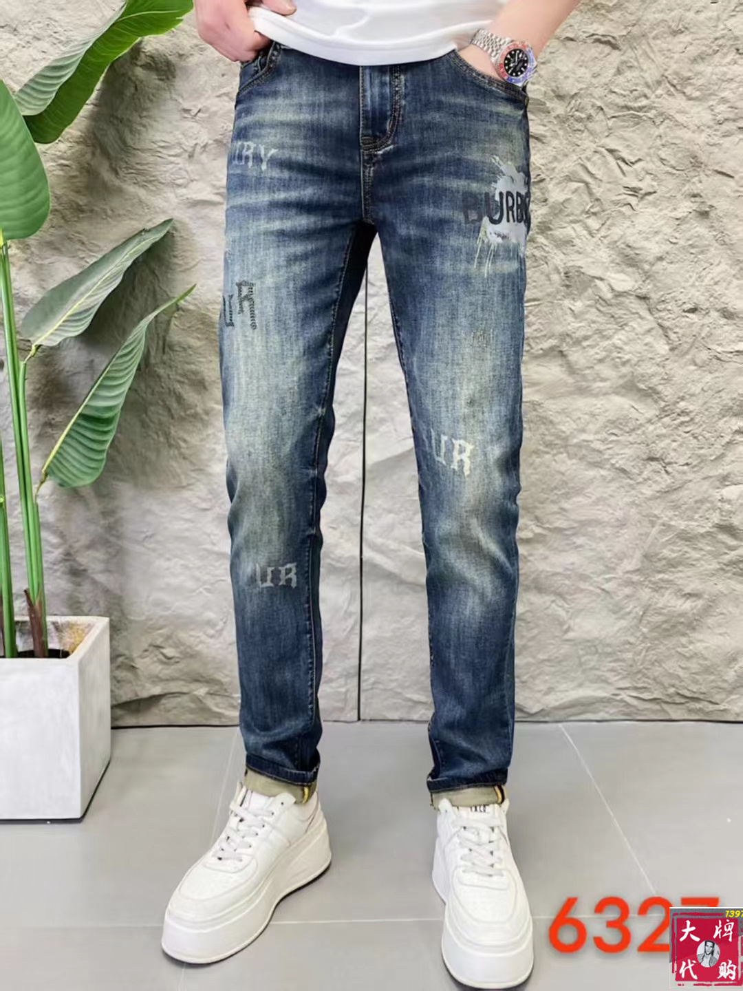 NO:456603,Burberry Men's Jeans Original Original Clothing Original Wash Water!  Imported original wash elastic fabrics, complex handicrafts superimposed, any wash process will become a completely different color effect after a few more seconds, so it is more precious, especially long-lasting and odor-resistant... Use the best tannin elastic texture, genuine leather leather cards, high-quality metal accessories... to create a unique and original jeans style!  Original hardware accessories, super positive style, comfortable and breathable, extremely high grade, counter quality, and handsome upper body. Number of codes 29-38, burberry, burberry, jeans, alexander wang19860909Burberry 巴宝莉 男士牛仔裤原厂原布原洗水！进口原版水洗弹力面料,复杂的手工艺叠加,任何一个洗水环节多停留几秒都会变成完全不一样的颜色效果,所以越加珍贵,特别持久、耐味…… 选用上乘的丹宁弹力质感,真皮皮牌、高定的金属辅料……打造出独特及原创的牛仔裤款型！原版五金辅料,版型超正,舒适透气,档次极高,专柜品质,上身帅气十足.码数29-38,,burberry,burberry,jeans,alexander wang,Men's clothing