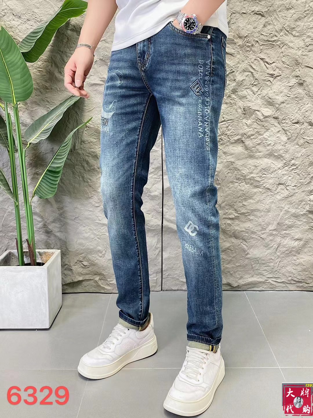 NO:456608,DG Dolce & Gabbana Men's Jeans Original Original Clothing Original Wash Water!  Imported original wash elastic fabrics, complex handicrafts superimposed, any wash process will become a completely different color effect after a few more seconds, so it is more precious, especially long-lasting and odor-resistant... Use the best tannin elastic texture, genuine leather leather cards, high-quality metal accessories... to create a unique and original jeans style!  Original hardware and accessories, super positive style, comfortable and breathable, extremely high grade, counter quality, and handsome upper body. Number of codes 29-38, Dolce & Gabbana, jeans, alexander wang19860909DG 杜嘉班纳 男士牛仔裤原厂原布原洗水！进口原版水洗弹力面料,复杂的手工艺叠加,任何一个洗水环节多停留几秒都会变成完全不一样的颜色效果,所以越加珍贵,特别持久、耐味…… 选用上乘的丹宁弹力质感,真皮皮牌、高定的金属辅料……打造出独特及原创的牛仔裤款型！原版五金辅料,版型超正,舒适透气,档次极高,专柜品质,上身帅气十足.码数29-38,,Dolce&Gabbana,jeans,alexander wang,Men's clothing