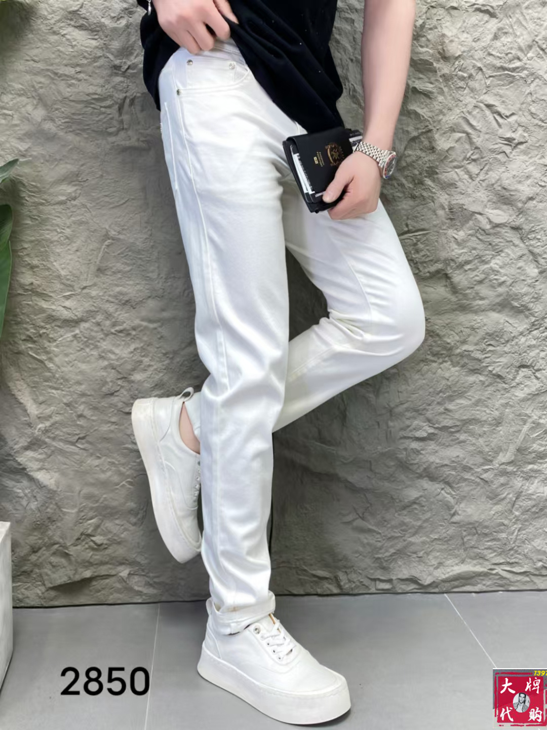 NO:456613,Armani Men's Jeans Original Original Clothing Original Wash Water!  Imported original wash elastic fabrics, complex handicrafts superimposed, any wash process will become a completely different color effect after a few more seconds, so it is more precious, especially long-lasting and odor-resistant... Use the best tannin elastic texture, genuine leather leather cards, high-quality metal accessories... to create a unique and original jeans style!  Original hardware accessories, super positive style, comfortable and breathable, extremely high grade, counter quality, and handsome upper body. Number of codes 29-38, Armani, Armani, jeans, alexander wang19860909Armani 阿玛尼 男士牛仔裤原厂原布原洗水！进口原版水洗弹力面料,复杂的手工艺叠加,任何一个洗水环节多停留几秒都会变成完全不一样的颜色效果,所以越加珍贵,特别持久、耐味…… 选用上乘的丹宁弹力质感,真皮皮牌、高定的金属辅料……打造出独特及原创的牛仔裤款型！原版五金辅料,版型超正,舒适透气,档次极高,专柜品质,上身帅气十足.码数29-38,,armani,armani,jeans,alexander wang,Men's clothing