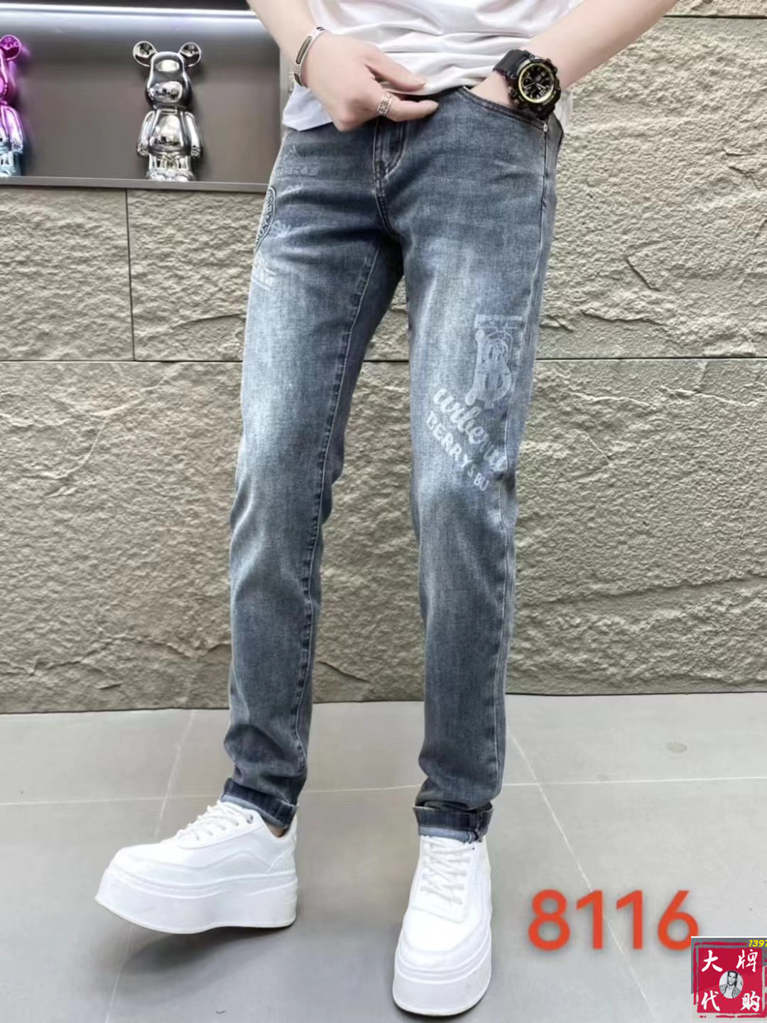 NO:440380,Burberry Men's Jeans Original Original Clothing Original Wash Water!  Imported original wash elastic fabrics, complex handicrafts superimposed, any wash process will become a completely different color effect after a few more seconds, so it is more precious, especially long-lasting and odor-resistant... Use the best tannin elastic texture, genuine leather leather cards, high-quality metal accessories... to create a unique and original jeans style!  Original hardware accessories, super positive style, comfortable and breathable, extremely high grade, counter quality, and handsome upper body. Number of codes 29-38, burberry, burberry, jeans, alexander wang19860909Burberry 巴宝莉 男士牛仔裤原厂原布原洗水！进口原版水洗弹力面料,复杂的手工艺叠加,任何一个洗水环节多停留几秒都会变成完全不一样的颜色效果,所以越加珍贵,特别持久、耐味…… 选用上乘的丹宁弹力质感,真皮皮牌、高定的金属辅料……打造出独特及原创的牛仔裤款型！原版五金辅料,版型超正,舒适透气,档次极高,专柜品质,上身帅气十足.码数29-38,,burberry,burberry,jeans,alexander wang,Men's clothing