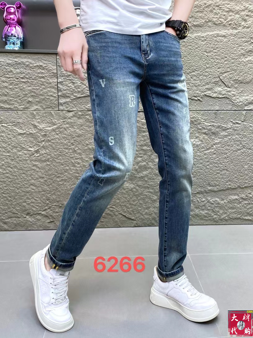 NO:456573,Versace Men's jeans original original cloth original wash water!  Imported original wash elastic fabrics, complex handicrafts superimposed, any wash process will become a completely different color effect after a few more seconds, so it is more precious, especially long-lasting and odor-resistant... Use the best tannin elastic texture, genuine leather leather cards, high-quality metal accessories... to create a unique and original jeans style!  Original hardware accessories, super positive style, comfortable and breathable, extremely high grade, counter quality, and handsome upper body. Number of codes 29-38, versace, versace, jeans, alexander wang19860909Versace 范思哲 男士牛仔裤原厂原布原洗水！进口原版水洗弹力面料,复杂的手工艺叠加,任何一个洗水环节多停留几秒都会变成完全不一样的颜色效果,所以越加珍贵,特别持久、耐味…… 选用上乘的丹宁弹力质感,真皮皮牌、高定的金属辅料……打造出独特及原创的牛仔裤款型！原版五金辅料,版型超正,舒适透气,档次极高,专柜品质,上身帅气十足.码数29-38,,versace,versace,jeans,alexander wang,Men's clothing