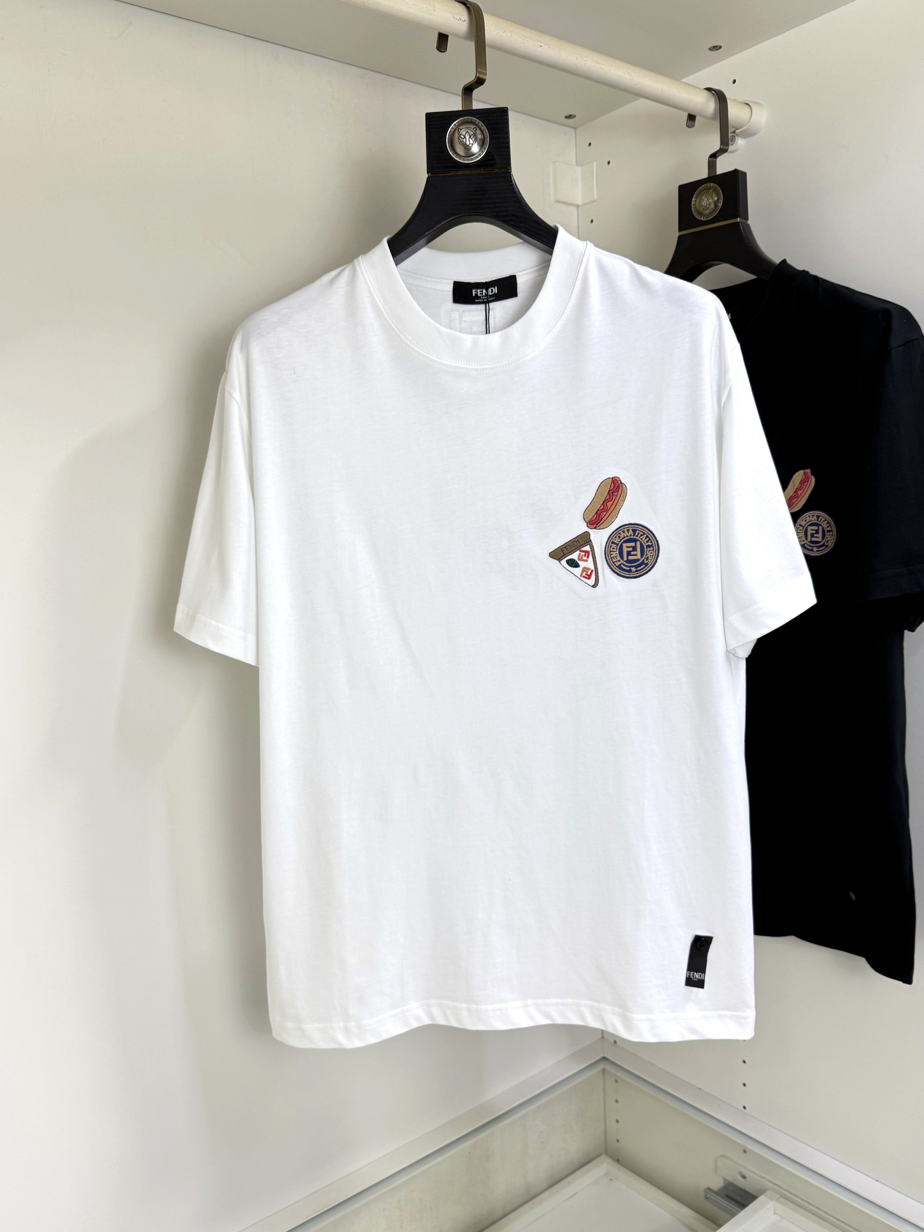 NO:470094,High-version Fendi Fat Brother Gospel Maximum XL can wear 200 catties high-end version, top round neck casual short-sleeved high-end custom versatile style, anyone can easily control the fabric, full customization and craftsmanship, the latest logo design of the luxurious classic brand on the chest, very high-end those who understand goods must enter!  The style and tailoring are slim styles, which are very exquisite, showing aura and highlighting the exquisiteness of business men. This is the unique feature, just right slim fit, and the upper body effect is very good!  Size XS-XL, fendi, fendi, T-shirt, alexander wang19860909高版本 Fendi 芬迪胖哥福音最大XL可穿200斤高版本 顶级圆领休闲短袖高级定制百搭款式 任何人都可以轻松驾驭 面料全订制工艺 胸前奢华经典品牌最新logo设计,非常显档次懂货的必须入！版型剪裁属于修身款 非常精致,显气场,又会凸显商务男士的精致,这就是独到之处,恰到好处的修身,上身效果非常赞！尺码XS-XL,,fendi,fendi,T-shirt,alexander wang,Men's clothing