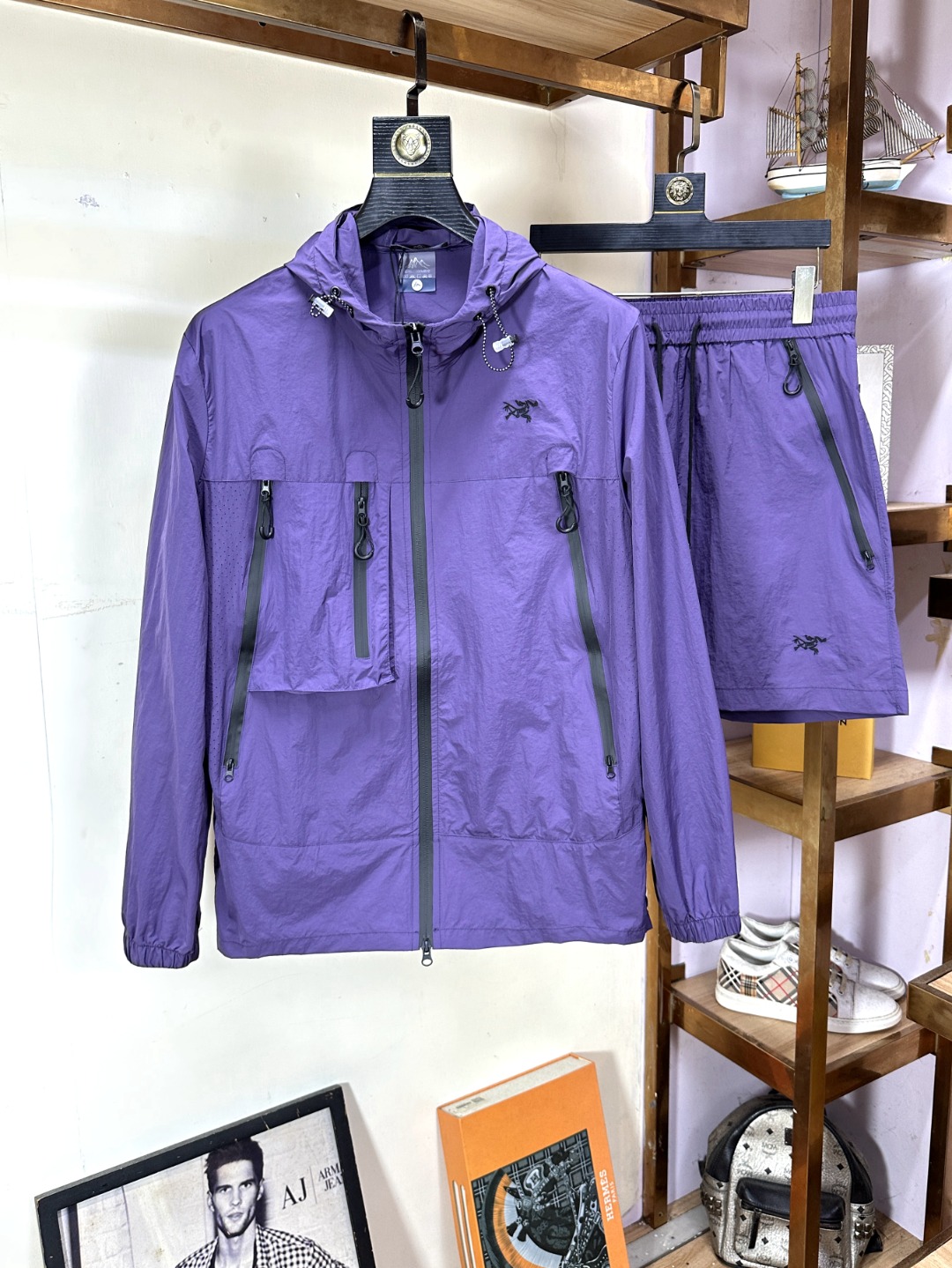 NO:430299,Archaeopteryx is a new spring and summer casual set, giving people a feeling of trying out the label!  In addition to being quite accomplished in style design, the most obvious or most expert should be to have deeper and unique insights and attainments in fabrics. Through continuous structural research and problem-solving, and characterized by unique research on fabrics, these alone are enough to support it to become the first new logo brand image in the clothing manufacturing industry. This model is made of quick-drying fabric!  Through precision, the hand feels smooth and soft, and both has natural beauty and comfort. The large body style is cut cleanly and cleanly, and the fabric shows a different hazy structural beauty. It is made of exclusive mold customization. The fabric and its technology test the workers, can be smooth and smooth without wrinkles!  Embroidery design for clothes logo pattern!  It really tests the handmade work of every master!  It makes the overall clean and neat, without leaving any thread. Now the neutrality that pursues life is more refined in life!  Size S-4XL, arc'teryx,alexander wang19860909始祖鸟 春夏新款休闲套装,给人一种标签试的感觉！除了在款式设计上颇有造诣之外,最明显或者说最为拿手的,应该就是在面料上的拥有更深独特见解跟造诣了.通过不断地结构研究和问题处理,在以面料独特研究为特征,仅凭这些就已经足以支撑其成为服装制造行业中,首屈可数的新标志品牌形象.此款采用速干面料材质！通过精工手感细滑柔软,同时兼具自然美感跟舒适度.大身上版型裁剪简洁干净,面料上显现出了不一样朦胧的结构性美感来.独家开模定制而成,面料及其考验工人的技术,能做到平整服帖又不起皱！衣身logo图案刺绣设计！真的是很考验每位师傅的手工制作！使得整体干净利索,不留一丝线头.现在对于生活有所追求的中性也在生活中更为精致！尺码S-4XL,arc'teryx,alexander wang,Men's clothing