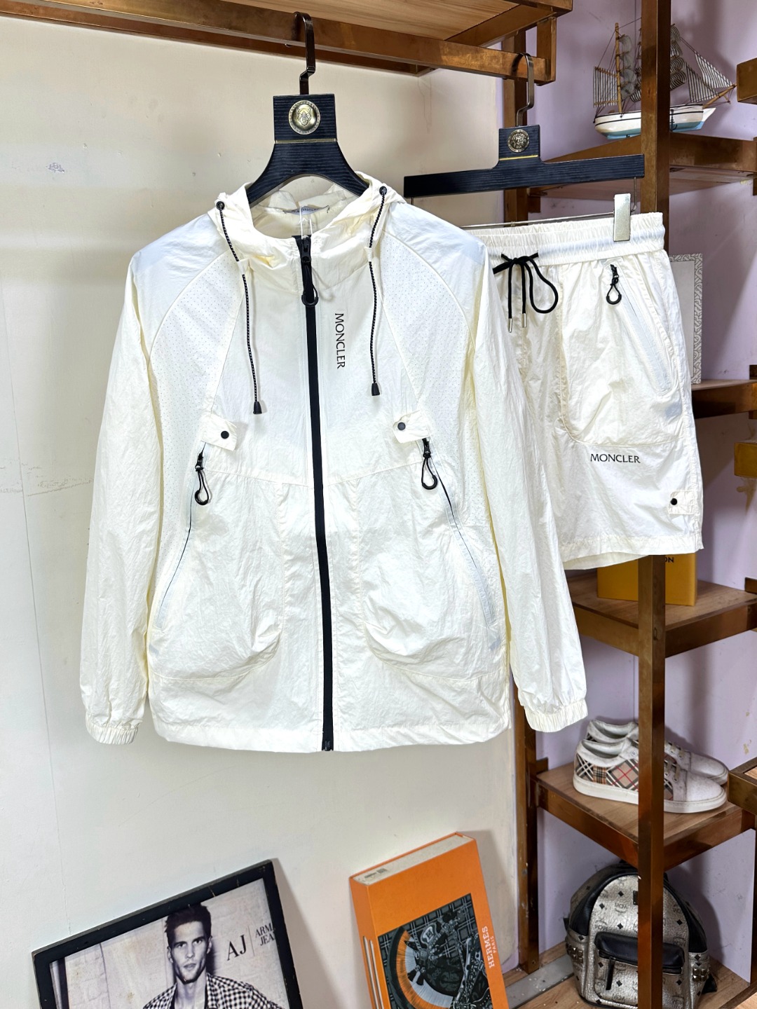 NO:430300,The new spring and summer casual suit gives people a feeling of trying out the label!  In addition to being quite accomplished in style design, the most obvious or most expert should be to have deeper and unique insights and attainments in fabrics. Through continuous structural research and problem-solving, and characterized by unique research on fabrics, these alone are enough to support it to become the first new logo brand image in the clothing manufacturing industry. This model is made of quick-drying fabric!  Through precision, the hand feels smooth and soft, and both has natural beauty and comfort. The large body style is cut cleanly and cleanly, and the fabric shows a different hazy structural beauty. It is made of exclusive mold customization. The fabric and its technology test the workers, can be smooth and smooth without wrinkles!  Embroidery design for clothes logo pattern!  It really tests the handmade work of every master!  It makes the overall clean and neat, without leaving any thread. Now the neutrality that pursues life is more refined in life!  Size S-4XL, Moncler, alexander wang19860909蒙口 春夏新款休闲套装,给人一种标签试的感觉！除了在款式设计上颇有造诣之外,最明显或者说最为拿手的,应该就是在面料上的拥有更深独特见解跟造诣了.通过不断地结构研究和问题处理,在以面料独特研究为特征,仅凭这些就已经足以支撑其成为服装制造行业中,首屈可数的新标志品牌形象.此款采用速干面料材质！通过精工手感细滑柔软,同时兼具自然美感跟舒适度.大身上版型裁剪简洁干净,面料上显现出了不一样朦胧的结构性美感来.独家开模定制而成,面料及其考验工人的技术,能做到平整服帖又不起皱！衣身logo图案刺绣设计！真的是很考验每位师傅的手工制作！使得整体干净利索,不留一丝线头.现在对于生活有所追求的中性也在生活中更为精致！尺码S-4XL,,Moncler,alexander wang,Men's clothing