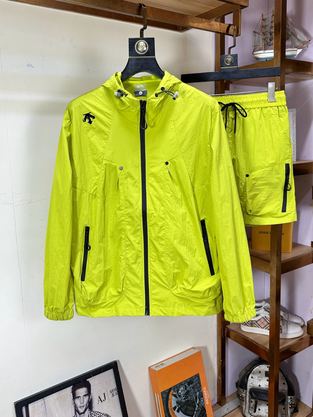 NO:430283,Sandit's new spring and summer casual set gives people a feeling of trying out the label!  In addition to being quite accomplished in style design, the most obvious or most expert should be to have deeper and unique insights and attainments in fabrics. Through continuous structural research and problem-solving, and characterized by unique research on fabrics, these alone are enough to support it to become the first new logo brand image in the clothing manufacturing industry. This model is made of quick-drying fabric!  Through precision, the hand feels smooth and soft, and both has natural beauty and comfort. The large body style is cut cleanly and cleanly, and the fabric shows a different hazy structural beauty. It is made of exclusive mold customization. The fabric and its technology test the workers, can be smooth and smooth without wrinkles!  Embroidery design for clothes logo pattern!  It really tests the handmade work of every master!  It makes the overall clean and neat, without leaving any thread. Now the neutrality that pursues life is more refined in life!  Size S-4XL, alexander wang19860909桑迪特 春夏新款休闲套装,给人一种标签试的感觉！除了在款式设计上颇有造诣之外,最明显或者说最为拿手的,应该就是在面料上的拥有更深独特见解跟造诣了.通过不断地结构研究和问题处理,在以面料独特研究为特征,仅凭这些就已经足以支撑其成为服装制造行业中,首屈可数的新标志品牌形象.此款采用速干面料材质！通过精工手感细滑柔软,同时兼具自然美感跟舒适度.大身上版型裁剪简洁干净,面料上显现出了不一样朦胧的结构性美感来.独家开模定制而成,面料及其考验工人的技术,能做到平整服帖又不起皱！衣身logo图案刺绣设计！真的是很考验每位师傅的手工制作！使得整体干净利索,不留一丝线头.现在对于生活有所追求的中性也在生活中更为精致！尺码S-4XL,,alexander wang,Men's clothing