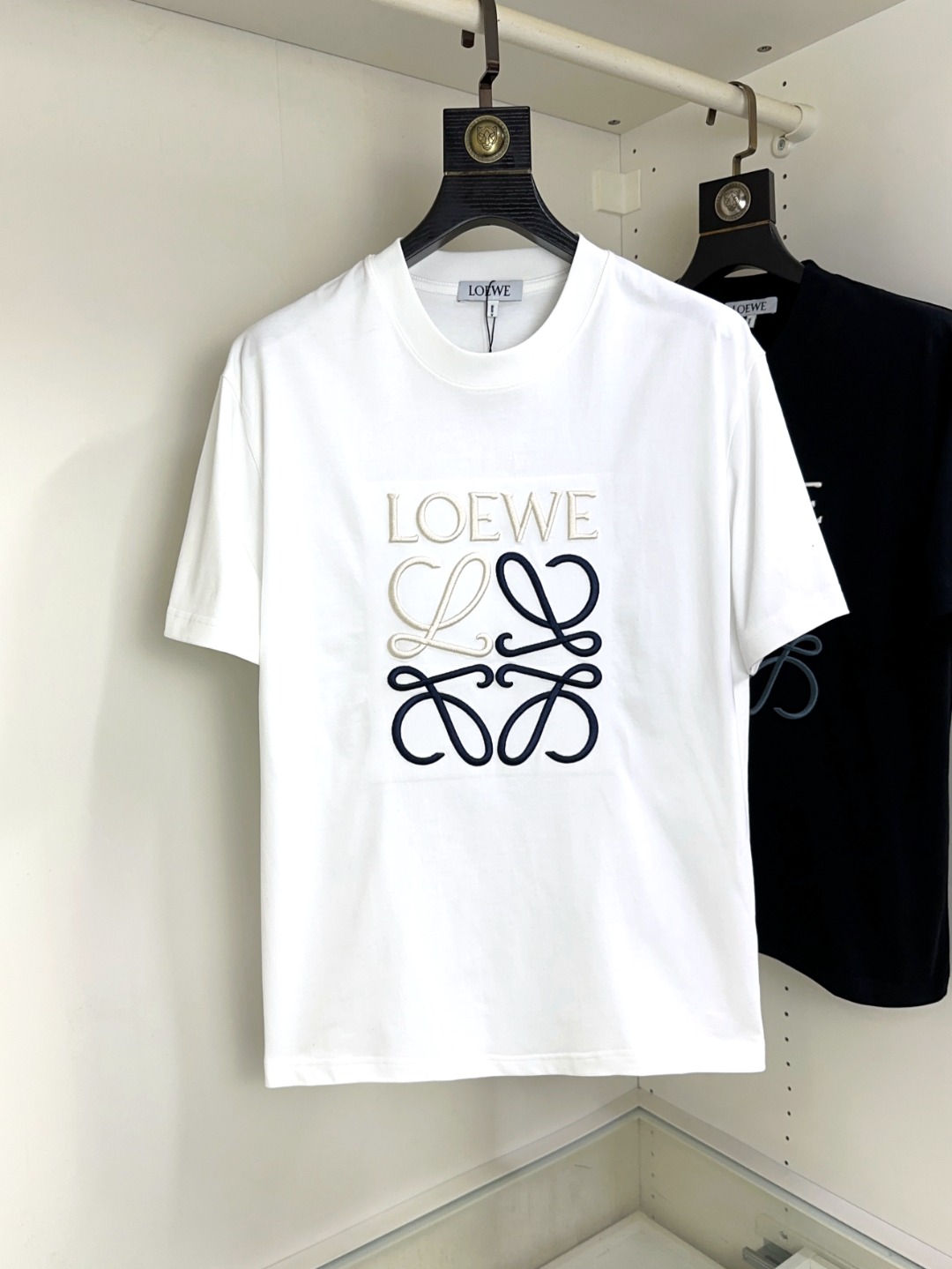 NO:440455,Loewe, Fat Brother Gospel Maximum XL can wear 200 kilograms, top-level round neck casual short sleeves, top-level version, high-end custom versatile styles, anyone can easily control the fabric, full customization and craftsmanship, the latest logo design of the luxurious classic brand on the chest, very high-end and those who understand goods must enter!  The style and tailoring are slim styles, which are very exquisite, showing aura and highlighting the exquisiteness of business men. This is the unique feature, just right slim fit, and the upper body effect is very good!  Size XS-XL (counter code is equivalent to M-3XL), loewe,loewe,T-shirt,alexander wang19860909Loewe 罗意威 胖哥福音最大XL可穿200斤 顶级圆领休闲短袖 顶级版本 高级定制百搭款式 任何人都可以轻松驾驭 面料全订制工艺 胸前奢华经典品牌最新logo设计,非常显档次懂货的必须入！版型剪裁属于修身款 非常精致,显气场,又会凸显商务男士的精致,这就是独到之处,恰到好处的修身,上身效果非常赞！尺码XS-XL（专柜码等同M-3XL）,,loewe,loewe,T-shirt,alexander wang,Men's clothing