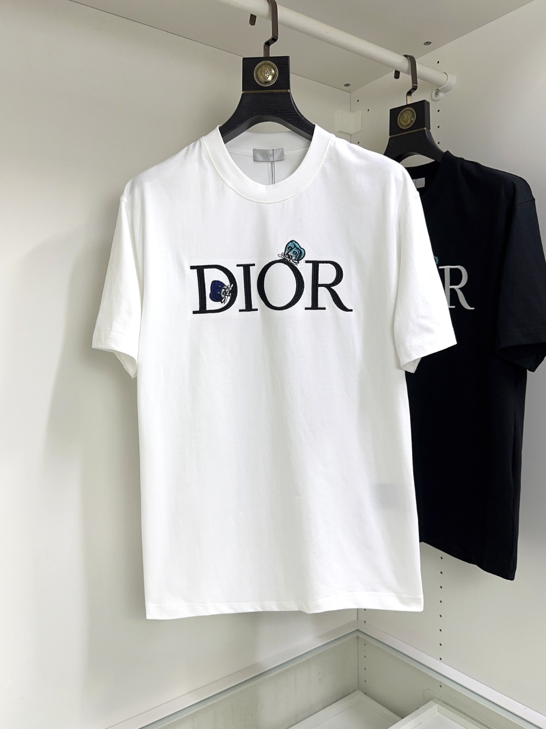 NO:430275,DIOR DIOR Pang Ge's Gospel Maximum XL can wear 200 kilograms high-end version, top round neck casual short-sleeved high-end custom versatile style, anyone can easily control it, full custom fabric craftsmanship, the latest logo design of the luxurious classic brand on the chest, very high-end, those who understand goods must enter!  The style and tailoring are slim styles, which are very exquisite, showing aura and highlighting the exquisiteness of business men. This is the unique feature, the right slim fit, and the upper body effect is very good!  Size XS-XL (counter code is equivalent to M-3XL), dior, dior, T-shirt, alexander wang19860909DIOR 迪奥 胖哥福音最大XL可穿200斤高版本 顶级圆领休闲短袖高级定制百搭款式 任何人都可以轻松驾驭 面料全订制工艺 胸前奢华经典品牌最新logo设计,非常显档次懂货的必须入！版型剪裁属于修身款 非常精致,显气场,又会凸显商务男士的精致,这就是独到之处,恰到好处的修身,上身效果非常赞！尺码XS-XL（专柜码等同M-3XL）,,dior,dior,T-shirt,alexander wang,Men's clothing
