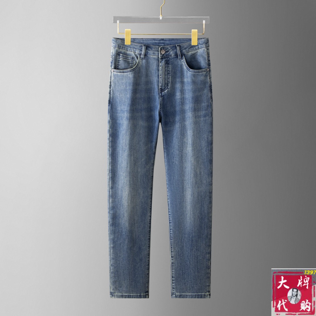 NO:421203,Majila custom-made high-quality fashionable jeans. Super versatile style. Exclusive customization-imported high-end high-density cotton fabric, close and comfortable, super beautiful style, upper body makes the legs look slender, inner and lined, you can attend any occasion, again emphasize that the fabric is very, very classy! First-class workmanship and texture! The details are exquisite and exquisite, and quite ingenious! You deserve it! 30-38, Masion Margiela, Jeans, Alexander Wang19860909马吉拉 订制高品质时尚牛仔裤.超级百搭款.独家定制-进口高端高密度精棉面料,贴身舒适,超靓版型、上身显腿修长,內里,走线都无可挑剔,任何场合都可出席,再次强调面料非常非常显档次！做工、质感一流！细节精致考究,颇具匠心！ 您值得拥有！ 码数30-38,,masion margiela,jeans,alexander wang,Men's clothing