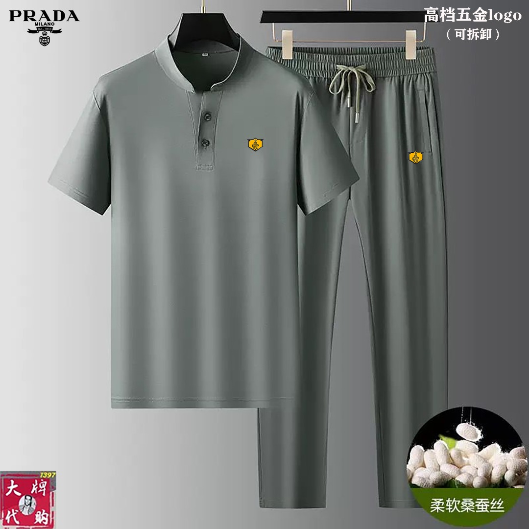 NO:421210,【Prada】New Summer Set!  Mercerated fabric!  Exclusive first new product, 2025ss official website synchronizes Milan catwalk models, physical shots, top quality goods standard codes!  The latest top official website original list, a new experience, three-dimensional tailoring of the counter fabric, new hardware accessories, delicate and soft feel, comfortable and breathable upper body, big brand style, luxury and atmospheric, texture only imported from Italy customization, versatile style, not picky to wear, meticulous workmanship, no pressure to enter and exit the counter, it is definitely worth a piece of good product!  Code number M-4XL, prada, prada, alexander wang19860909【 Prada 普拉达】夏季新款套装！丝光面料！独家首发新品 ,2025ss官网同步米兰走秀款 实物拍摄顶级好货标准码数！最新顶尖官网原单,全新体验 专柜面料立体剪裁 全新五金配件、手感细腻柔软 上身舒适透气 大牌风范 奢华大气 进口意大利定制才有的质感 百搭款式 穿着不挑人 ,做工精细一丝不苟 ,出入专柜无压力 、绝对值得人手一件的好货！码数M-4XL,,prada,prada,alexander wang,Men's clothing