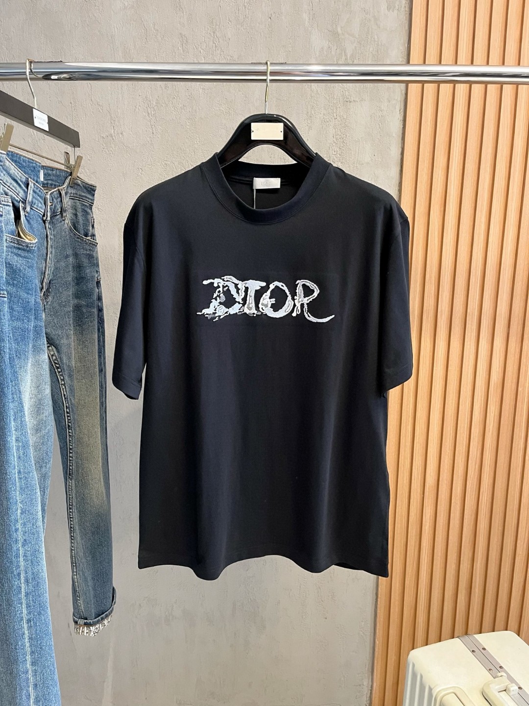 NO:421235,DIOR DIOR Pang Ge's Gospel Maximum XL can wear 200 kilograms high-end version, top round neck casual short-sleeved high-end custom versatile style, anyone can easily control it, full custom fabric craftsmanship, the latest logo design of the luxurious classic brand on the chest, very high-end, those who understand goods must enter!  The style and tailoring are slim styles, which are very exquisite, showing aura and highlighting the exquisiteness of business men. This is the unique feature, the right slim fit, and the upper body effect is very good!  Size XS-XL (counter code is equivalent to M-3XL), dior, dior, T-shirt, alexander wang19860909DIOR 迪奥 胖哥福音最大XL可穿200斤高版本 顶级圆领休闲短袖高级定制百搭款式 任何人都可以轻松驾驭 面料全订制工艺 胸前奢华经典品牌最新logo设计,非常显档次懂货的必须入！版型剪裁属于修身款 非常精致,显气场,又会凸显商务男士的精致,这就是独到之处,恰到好处的修身,上身效果非常赞！尺码XS-XL（专柜码等同M-3XL）,,dior,dior,T-shirt,alexander wang,Men's clothing