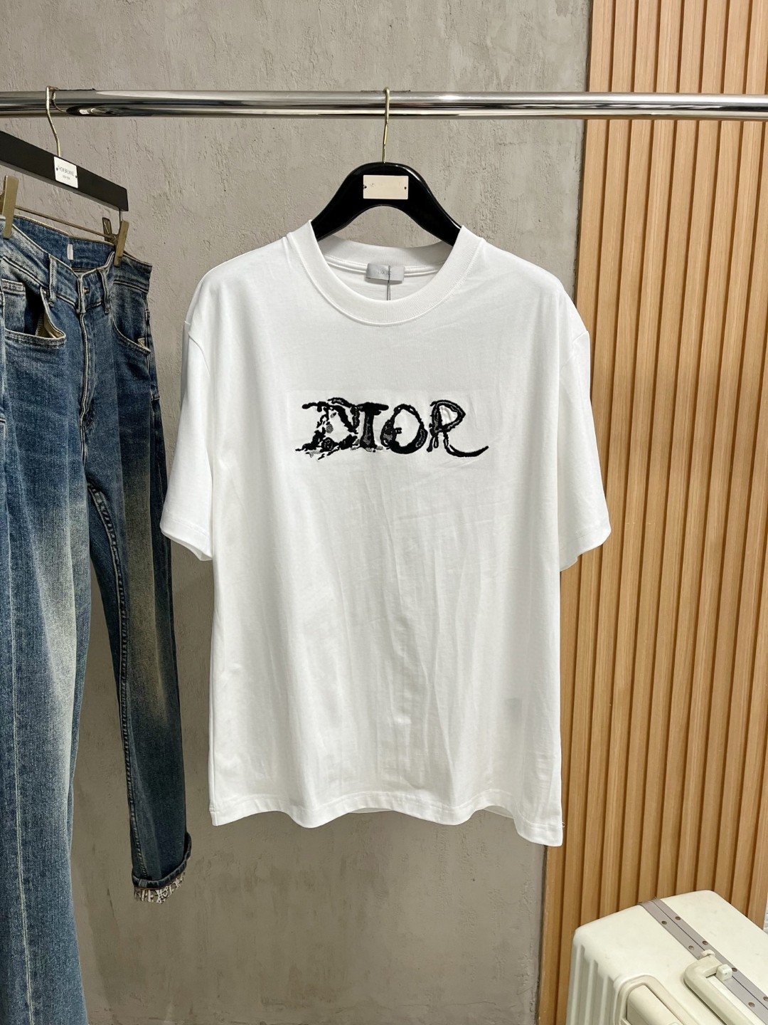 NO:421252,DIOR DIOR Pang Ge's Gospel Maximum XL can wear 200 kilograms high-end version, top round neck casual short-sleeved high-end custom versatile style, anyone can easily control it, full custom fabric craftsmanship, the latest logo design of the luxurious classic brand on the chest, very high-end, those who understand goods must enter!  The style and tailoring are slim styles, which are very exquisite, showing aura and highlighting the exquisiteness of business men. This is the unique feature, just right slim fit, and the upper body effect is very good!  Size XS-XL (counter code is equivalent to M-3XL), dior, dior, T-shirt, alexander wang19860909DIOR 迪奥 胖哥福音最大XL可穿200斤高版本 顶级圆领休闲短袖高级定制百搭款式 任何人都可以轻松驾驭 面料全订制工艺 胸前奢华经典品牌最新logo设计,非常显档次懂货的必须入！版型剪裁属于修身款 非常精致,显气场,又会凸显商务男士的精致,这就是独到之处,恰到好处的修身,上身效果非常赞！尺码XS-XL（专柜码等同M-3XL）,,dior,dior,T-shirt,alexander wang,Men's clothing