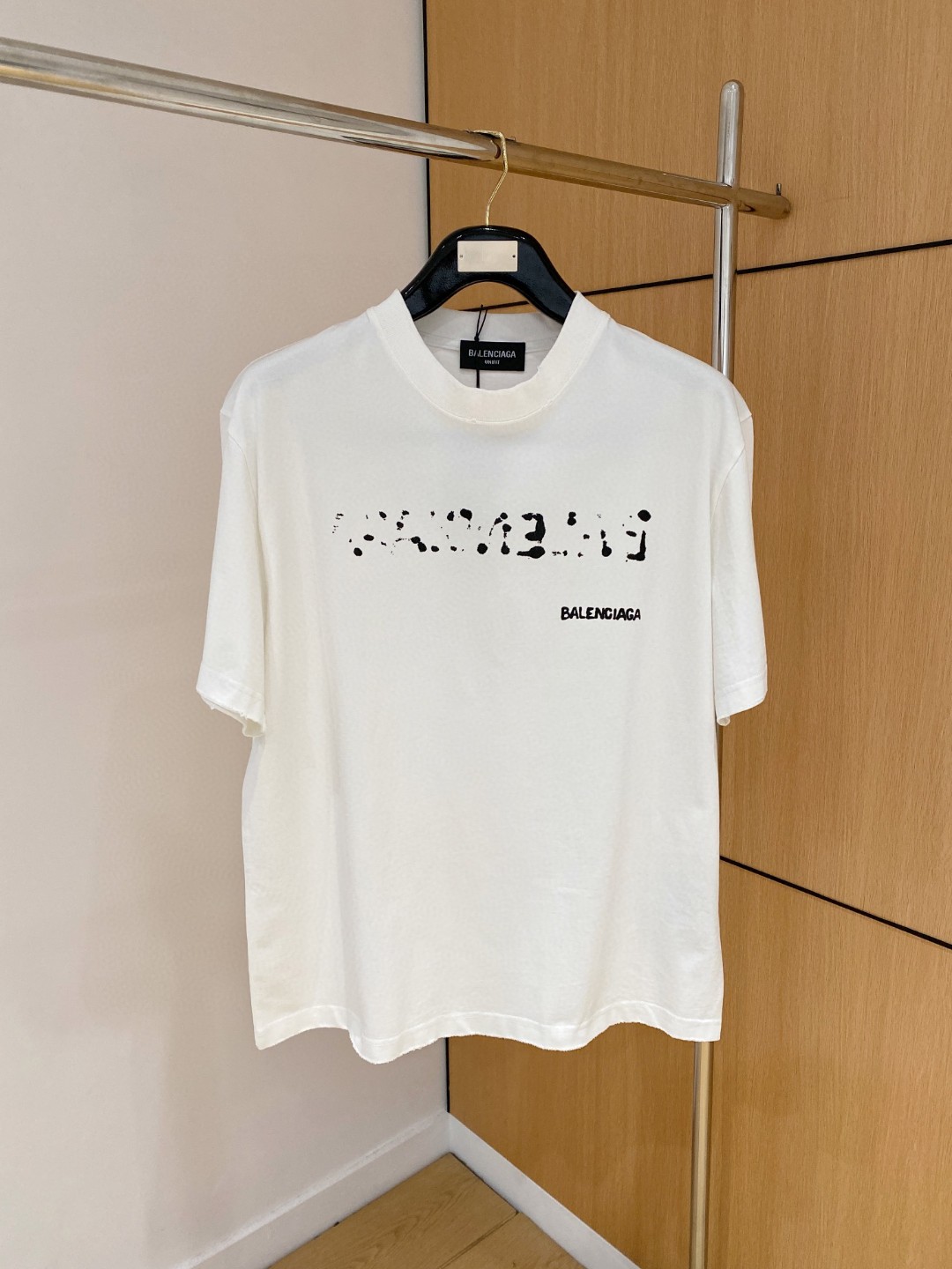 NO:421242,Balenciaga Balenciaga, the largest XL, can wear 200 kilograms, top-quality round neck, casual short-sleeved high-end custom style, anyone can easily control it, full-customized fabric craftsmanship, the latest logo design of the luxurious classic brand on the chest, very high-end, those who understand goods must enter!  The style and tailoring are slim styles, which are very exquisite, showing aura and highlighting the exquisiteness of business men. This is the unique feature, the right slim fit, and the upper body effect is very good!  Size XS-XL (counter code is equivalent to M-3XL), balenciaga, balenciaga, T-shirt, alexander wang19860909Balenciaga 巴黎世家 胖哥福音最大XL可穿200斤高版本 顶级圆领休闲短袖高级定制百搭款式 任何人都可以轻松驾驭 面料全订制工艺 胸前奢华经典品牌最新logo设计,非常显档次懂货的必须入！版型剪裁属于修身款 非常精致,显气场,又会凸显商务男士的精致,这就是独到之处,恰到好处的修身,上身效果非常赞！尺码XS-XL（专柜码等同M-3XL）,,balenciaga,balenciaga,T-shirt,alexander wang,Men's clothing