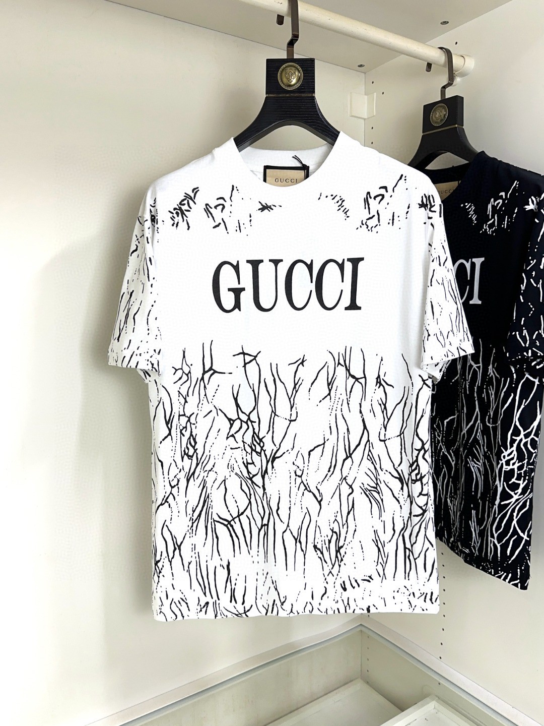 NO:425287,Gucci Gucci Fat Brother Gospel Maximum XL can wear 200 kilograms Top-level round neck casual short sleeves Top-level version High-end custom versatile styles Anyone can easily control the fabric is fully customized craftsmanship, the latest logo design of the luxurious classic brand on the chest, which is very high-end and must be entered if you understand the goods!  The style and tailoring are slim styles, which are very exquisite, showing aura and highlighting the exquisiteness of business men. This is the unique feature, the right slim fit, and the upper body effect is very good!  Size XS-XL (counter code is equivalent to M-3XL), gucci, T-shirt, alexander wang19860909Gucci 古奇 胖哥福音最大XL可穿200斤 顶级圆领休闲短袖 顶级版本 高级定制百搭款式 任何人都可以轻松驾驭 面料全订制工艺 胸前奢华经典品牌最新logo设计,非常显档次懂货的必须入！版型剪裁属于修身款 非常精致,显气场,又会凸显商务男士的精致,这就是独到之处,恰到好处的修身,上身效果非常赞！尺码XS-XL（专柜码等同M-3XL）,,gucci,T-shirt,alexander wang,Men's clothing