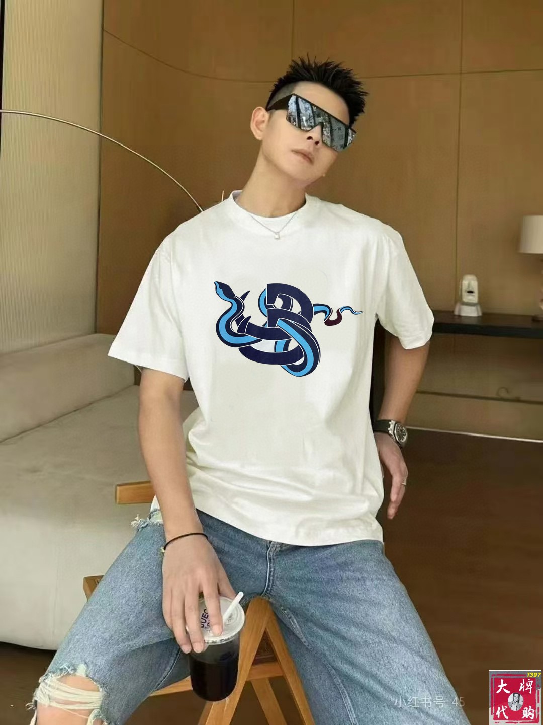 NO:427484,Gucci New spring and summer men's short-sleeved T-shirt round neck, a newly upgraded and versatile basic style, low-key and luxurious, and a choice of character!  Made of imported fabrics, it has good moisture absorption, comfortable and breathable, enjoys a light and relaxed and comfortable wearing experience, with super vertical performance. It has a strong sense of art and the iconic logo letter pattern design, with meticulous craftsmanship and high recognition, showing the new brand culture!  Classic perfect layout design, precise and in place for cutting. Simple and atmospheric style, and can show fashionable charm in daily leisure life. S-XXL, gucci, T-shirt, tees, t-shirt, alexander wang19860909Gucci 古奇 春夏新款男士短袖T恤圆领,全新升级百搭基础款,低调奢华,品格之选！甄选进口面料打造而成,吸湿性好,舒适透气,享受轻薄轻松自在的穿着体验,有着超强的垂直性能 艺术感极强标志性logo字母图案设计,工艺细致,辨识度极高,展现全新品牌文化！经典完美版型设计,在裁剪上精准到位.简约大气风格,又能在日常休闲生活中展现时尚魅力. 码数S-XXL,,gucci,T-shirt,tees，t-shirt,alexander wang,Men's clothing