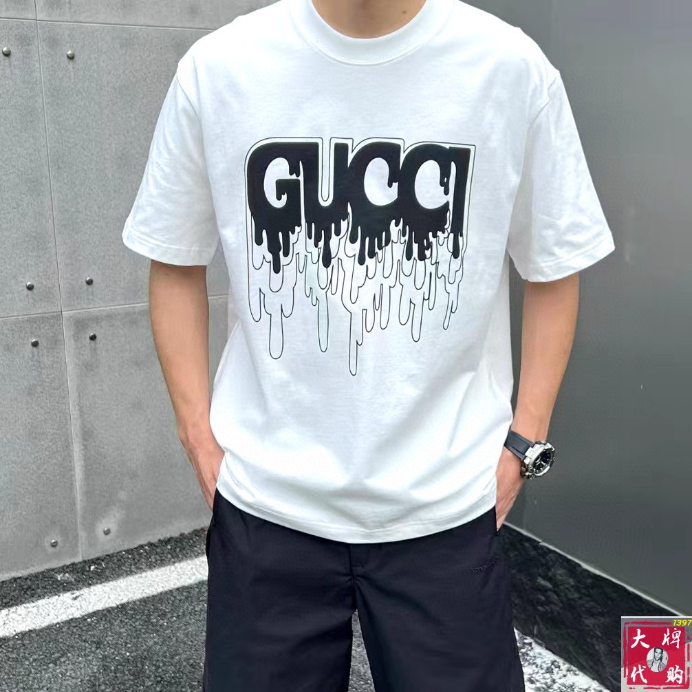 NO:427498,Gucci Fat Brother Gospel XL wears 200 pounds, top-quality round neck, casual short-sleeved high-end custom versatile style, anyone can easily control it, full-customized fabric craftsmanship, the latest logo design of luxury classic brand on the chest, very high-end, those who understand goods must enter!  The style and tailoring are slim styles, which are very exquisite, showing aura and highlighting the exquisiteness of business men. This is the unique feature, the right slim fit, and the upper body effect is very good!  Size XS-XL (counter code is equivalent to M-3XL), gucci, T-shirt, alexander wang19860909Gucci 古奇 胖哥福音XL穿200斤 顶级圆领休闲短袖高级定制百搭款式 任何人都可以轻松驾驭 面料全订制工艺 胸前奢华经典品牌最新logo设计,非常显档次懂货的必须入！版型剪裁属于修身款 非常精致,显气场,又会凸显商务男士的精致,这就是独到之处,恰到好处的修身,上身效果非常赞！尺码XS-XL（专柜码等同M-3XL）,,gucci,T-shirt,alexander wang,Men's clothing