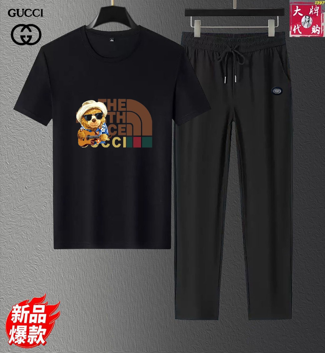 NO:427462,【Gucci】Summer new suit!  Mercerated fabric!  Exclusive first new product, the official website synchronizes the Milan catwalk model, and the physical shot is the standard number of top-quality goods!  The latest top official website original list, a new experience, three-dimensional tailoring of the counter fabric, new hardware accessories, delicate and soft feel, comfortable and breathable upper body, big brand style, luxury and atmospheric, texture only imported from Italy customization, versatile style, not picky in people, fine workmanship and meticulous, no pressure to enter and exit the counter, absolutely worth a piece of good product!  Number of code M-4XL Please report your height and weight by placing an order, gucci, alexander wang19860909【 Gucci 古奇】夏新款套装！丝光面料！独家首发新品 ,官网同步米兰走秀款 实物拍摄顶级好货标准码数！最新顶尖官网原单,全新体验 专柜面料立体剪裁 全新五金配件、手感细腻柔软 上身舒适透气 大牌风范 奢华大气 进口意大利定制才有的质感 百搭款式 穿着不挑人 ,做工精细一丝不苟 ,出入专柜无压力 绝对值得人手一件的好货！码数M-4XL 下单敬请报身高体重,,gucci,alexander wang,Men's clothing