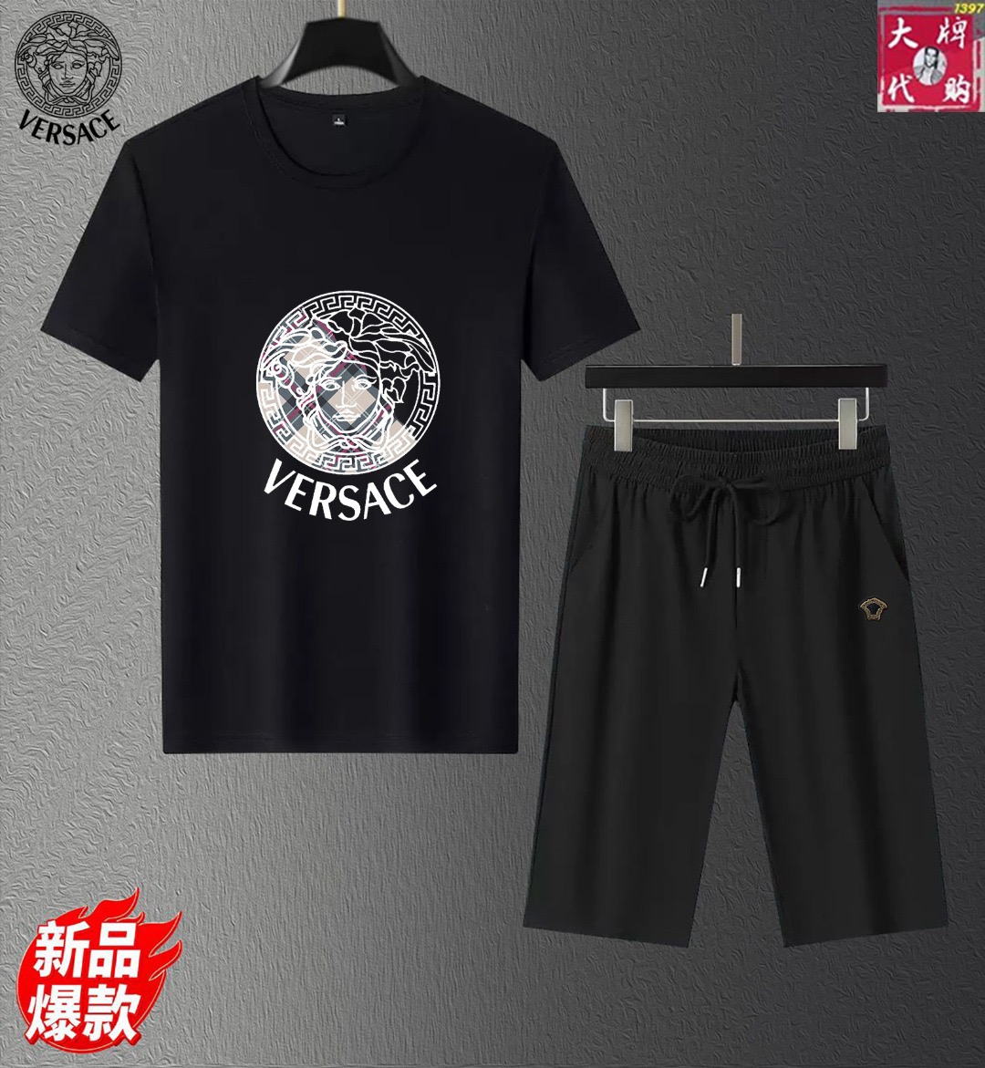 NO:427474,【Versace】Summer new set!  Mercerated fabric!  Exclusive first new product, the official website synchronizes the Milan catwalk model, and the physical shot is the standard number of top-quality goods!  The latest top official website original list, a new experience, three-dimensional tailoring of the counter fabric, new hardware accessories, delicate and soft feel, comfortable and breathable upper body, big brand style, luxury and atmospheric, texture only imported from Italy customization, versatile style, not picky in people, fine workmanship and meticulous, no pressure to enter and exit the counter, absolutely worth a piece of good product!  Number of code M-4XL Please report your height and weight by placing an order, versace, versace, alexander wang19860909【 Versace 范思哲】夏新款套装！丝光面料！独家首发新品 ,官网同步米兰走秀款 实物拍摄顶级好货标准码数！最新顶尖官网原单,全新体验 专柜面料立体剪裁 全新五金配件、手感细腻柔软 上身舒适透气 大牌风范 奢华大气 进口意大利定制才有的质感 百搭款式 穿着不挑人 ,做工精细一丝不苟 ,出入专柜无压力 绝对值得人手一件的好货！码数M-4XL 下单敬请报身高体重,,versace,versace,alexander wang,Men's clothing