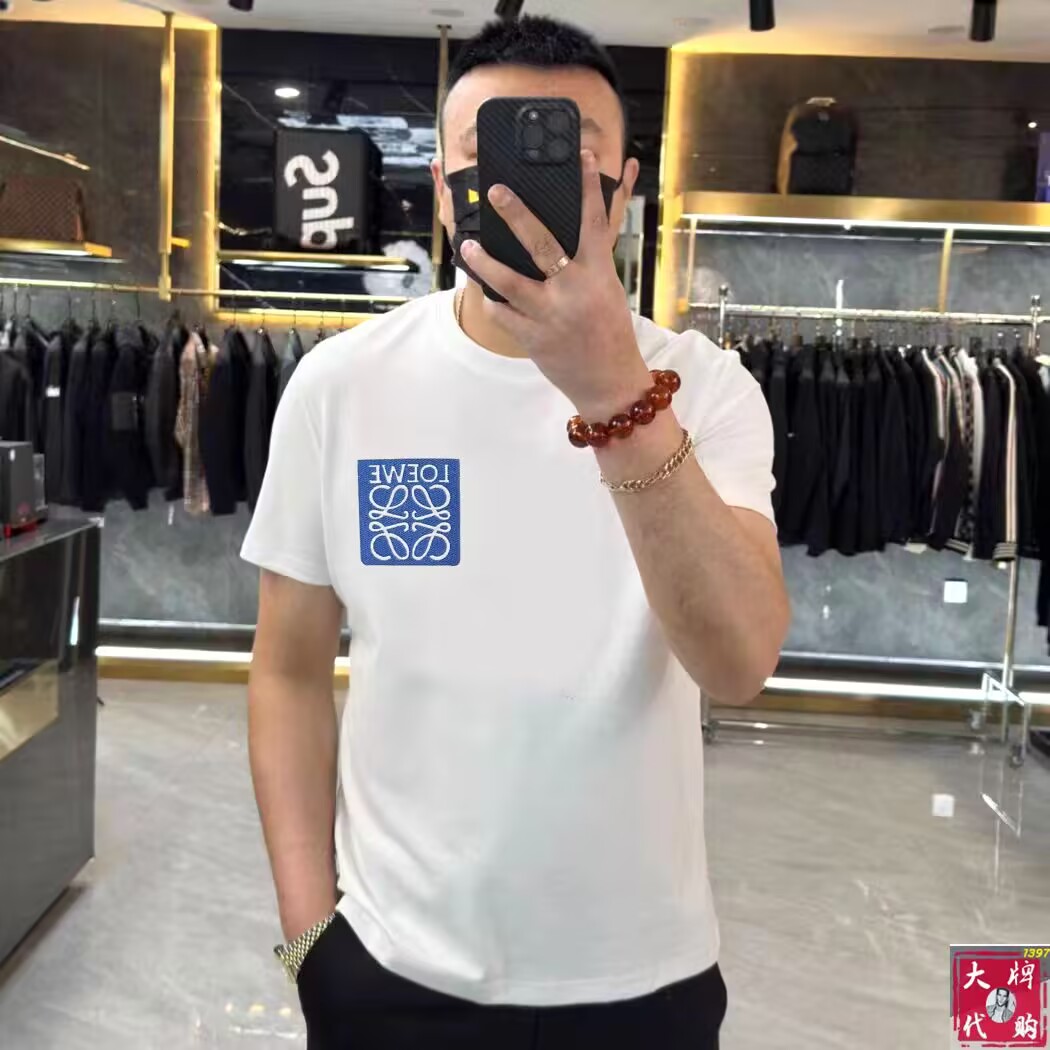 NO:425152,Gucci Gucci Fat Brother Gospel Maximum XL can wear 200 kilograms Top-level round neck casual short sleeves Top-level version High-end custom versatile styles Anyone can easily control the fabric is fully customized craftsmanship The latest logo design of the luxurious classic brand on the chest is very high-end, and those who understand goods must enter!  The style and tailoring are slim styles, which are very exquisite, showing aura and highlighting the exquisiteness of business men. This is the unique feature, the right slim fit, and the upper body effect is very good!  Size XS-XL (counter code is equivalent to M-3XL), gucci, T-shirt, alexander wang19860909Gucci 古奇 胖哥福音最大XL可穿200斤 顶级圆领休闲短袖 顶级版本 高级定制百搭款式 任何人都可以轻松驾驭 面料全订制工艺 胸前奢华经典品牌最新logo设计,非常显档次懂货的必须入！版型剪裁属于修身款 非常精致,显气场,又会凸显商务男士的精致,这就是独到之处,恰到好处的修身,上身效果非常赞！尺码XS-XL（专柜码等同M-3XL）,,gucci,T-shirt,alexander wang,Men's clothing