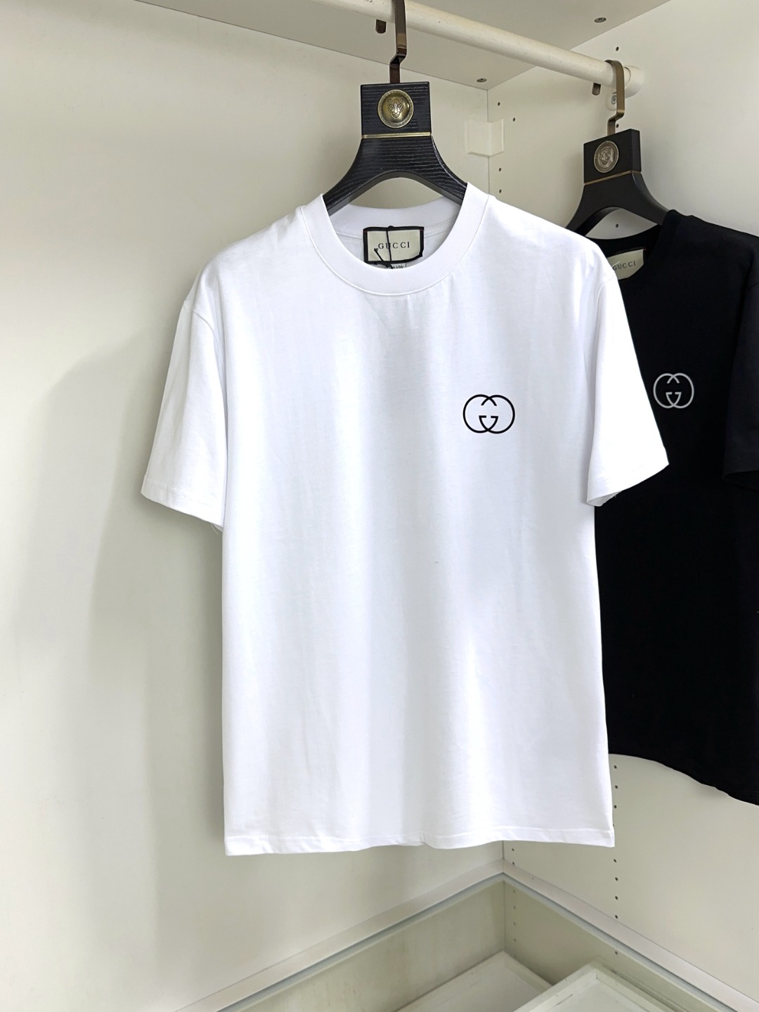 NO:427515,Gucci Top round neck casual short sleeve high-end custom versatile styles that anyone can easily control. Fully customized fabric craftsmanship, the latest logo design of luxury classic brand on the chest, which is very high-end and must be entered if you understand the goods!  The style and tailoring are slim styles, which are very exquisite, showing aura and highlighting the exquisiteness of business men. This is the unique feature, the right slim fit, and the upper body effect is very good!  Size S-XL can wear 190 catties, gucci, T-shirt, alexander wang19860909Gucci 古奇 顶级圆领休闲短袖高级定制百搭款式 任何人都可以轻松驾驭 面料全订制工艺 胸前奢华经典品牌最新logo设计,非常显档次懂货的必须入！版型剪裁属于修身款 非常精致,显气场,又会凸显商务男士的精致,这就是独到之处,恰到好处的修身,上身效果非常赞！尺码S-XL 可穿190斤,,gucci,T-shirt,alexander wang,Men's clothing