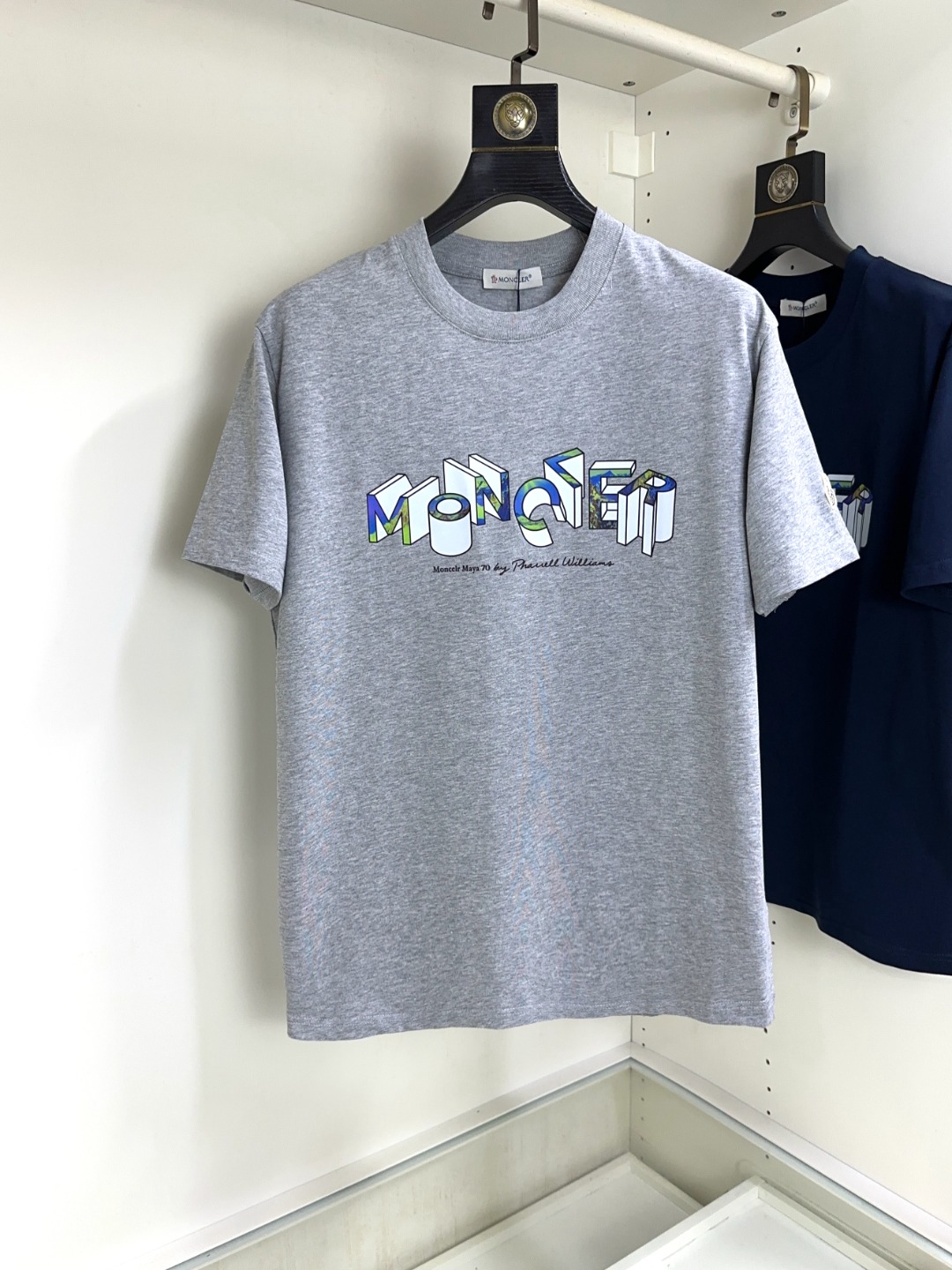 NO:427502,Moncler masked top round neck casual short sleeve high-end custom versatile styles that anyone can easily control. The fabric is fully customized craftsmanship, the latest logo design of the luxurious classic brand on the chest, which is very high-end and must be entered if you understand the goods!  The style and tailoring are slim styles, which are very exquisite, showing aura and highlighting the exquisiteness of business men. This is the unique feature, the right slim fit, and the upper body effect is very good!  Size S-XL can wear 190 catties, Moncler, T-shirt, alexander wang19860909Moncler 蒙口 顶级圆领休闲短袖高级定制百搭款式 任何人都可以轻松驾驭 面料全订制工艺 胸前奢华经典品牌最新logo设计,非常显档次懂货的必须入！版型剪裁属于修身款 非常精致,显气场,又会凸显商务男士的精致,这就是独到之处,恰到好处的修身,上身效果非常赞！尺码S-XL 可穿190斤,,Moncler,T-shirt,alexander wang,Men's clothing