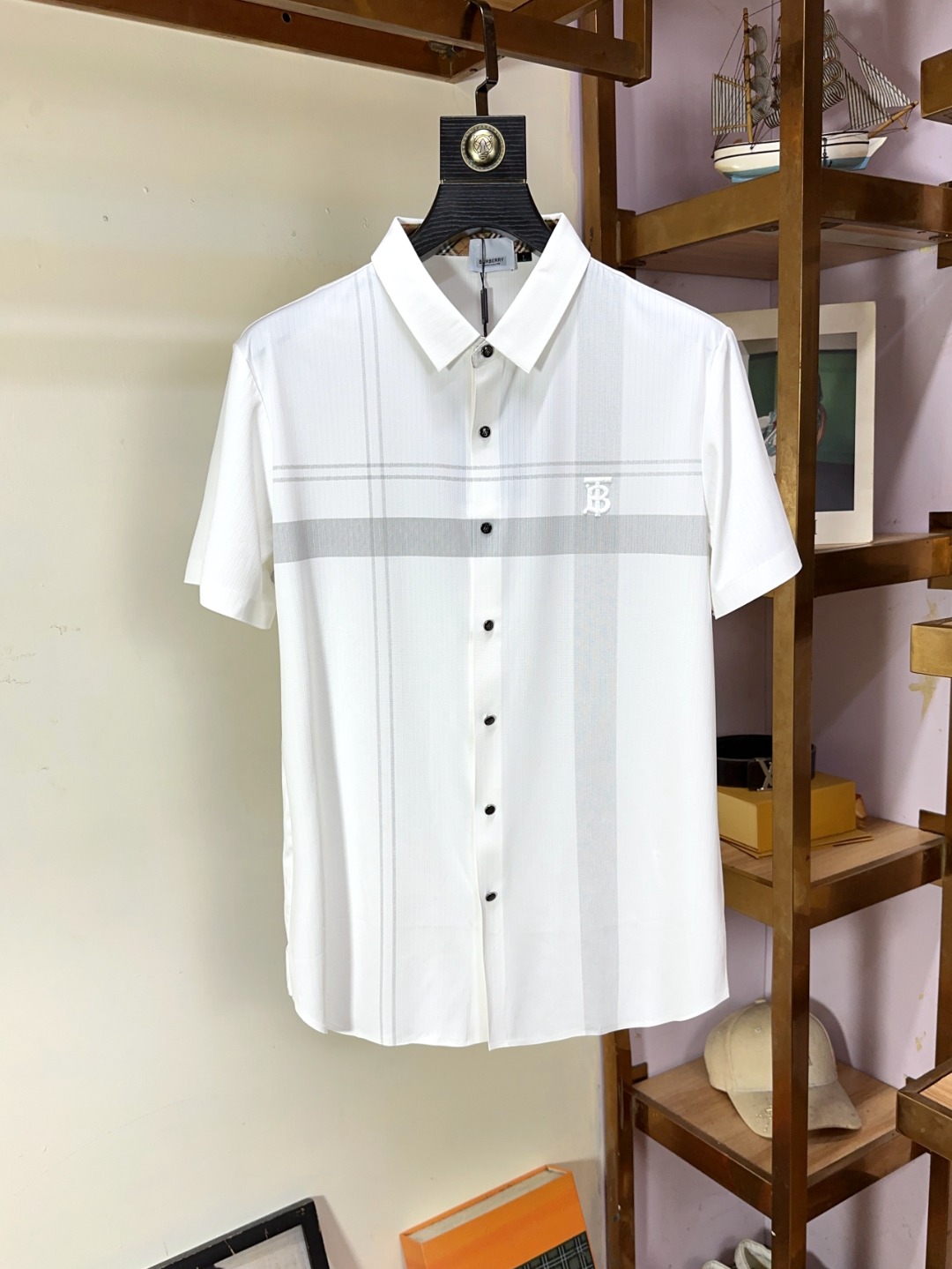 NO:427589,Burberry Burberry Fat Brother Gospel 4XL can wear 200 catties full-quality order business casual lapel short sleeves make the overall upper body feel. Business casual and stylish while business casual, belongs to a light business casual design, allowing you to easily control different occasions. The combination style, fabric is made of cotton Judy material, mercerized to give the surface a warm and shiny feeling. The upper body is high-end, comfortable, skin-friendly, breathable, and is a very practical wear for daily commuting and leisure. Full-quality orders. Number of codes M-4XL (maximum wear to 200 catties), burberry, burberry, T-shirt, alexander wang19860909Burberry 巴宝莉 胖哥福音4XL可穿200斤全品全品相订单商务休闲翻领短袖 让整体上身感 商务休闲的同时 时尚有型 属于轻商务休闲设计 让您轻松驾驭不同场合. 合体的版型,面料采用全棉朱迪材质,丝光处理 让表面有着温润的光泽感 上身高档的同时 舒适,亲肤,透气好,平时通勤休闲都很实穿的一款 全品相订单 码数 M-4XL（最大穿到200斤）,,burberry,burberry,T-shirt,alexander wang,Men's clothing