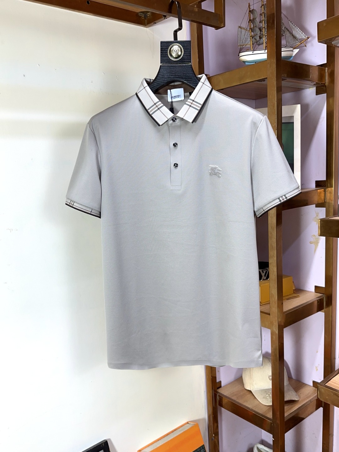 NO:427553,Burberry Burberry Fat Brother Gospel 4XL can wear 200 catties full-quality order business casual lapel short sleeves make the overall upper body feel. Business casual and stylish while business casual, belongs to a light business casual design, allowing you to easily control different occasions. The combination style, fabric is made of cotton Judy material, mercerized to give the surface a warm and shiny feeling. The upper body is high-end, comfortable, skin-friendly, breathable, and is a very practical wear for daily commuting and leisure. Full-quality orders. Number of codes M-4XL (maximum wear to 200 catties), burberry, burberry, T-shirt, alexander wang19860909Burberry 巴宝莉 胖哥福音4XL可穿200斤全品全品相订单商务休闲翻领短袖 让整体上身感 商务休闲的同时 时尚有型 属于轻商务休闲设计 让您轻松驾驭不同场合. 合体的版型,面料采用全棉朱迪材质,丝光处理 让表面有着温润的光泽感 上身高档的同时 舒适,亲肤,透气好,平时通勤休闲都很实穿的一款 全品相订单 码数 M-4XL（最大穿到200斤）,,burberry,burberry,T-shirt,alexander wang,Men's clothing