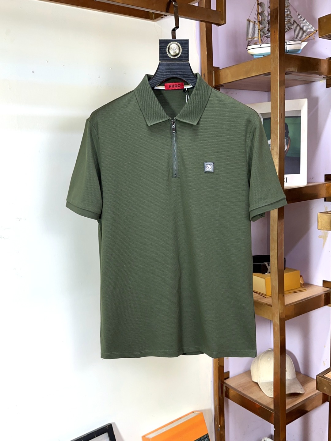 NO:427572,BOSS Boss Boss Pang Ge Gospel 4XL can wear 200 catties full-quality full-quality order business casual lapel short sleeves make the overall upper body feel. Business casual and stylish while business casual, belongs to a light business casual design, allowing you to easily control different occasions. The combination of the fitting style, the fabric is made of cotton Judy material, mercerized to give the surface a warm and luster. The upper body is high-end, comfortable, skin-friendly, breathable, and is a very practical wear for daily commuting and leisure. Full-quality order M-4XL (maximum wear to 200 catties), T-shirt, alexander wang19860909BOSS 波士 胖哥福音4XL可穿200斤全品全品相订单商务休闲翻领短袖 让整体上身感 商务休闲的同时 时尚有型 属于轻商务休闲设计 让您轻松驾驭不同场合. 合体的版型,面料采用全棉朱迪材质,丝光处理 让表面有着温润的光泽感 上身高档的同时 舒适,亲肤,透气好,平时通勤休闲都很实穿的一款 全品相订单 码数 M-4XL（最大穿到200斤）,,T-shirt,alexander wang,Men's clothing