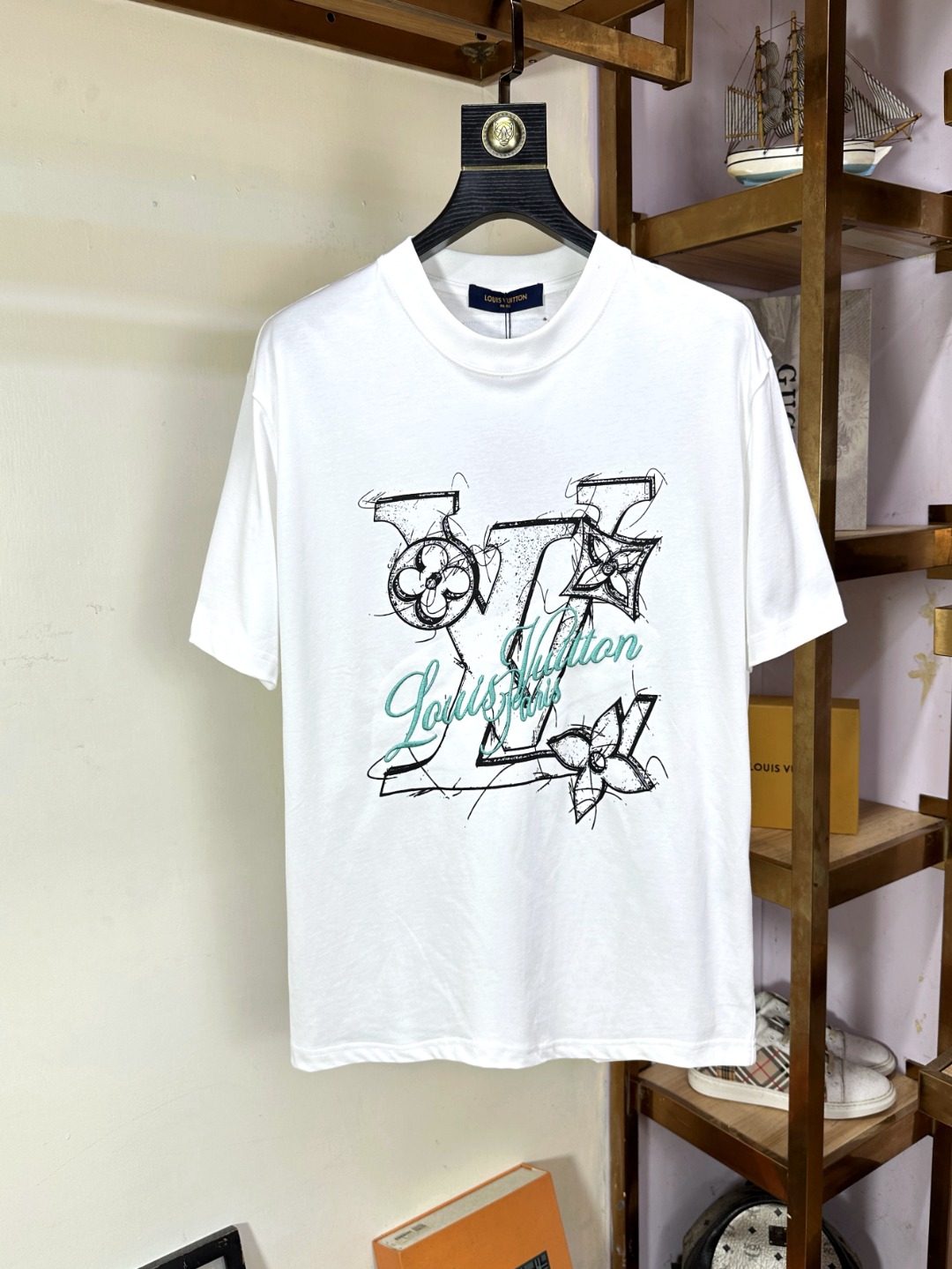 NO:427557,LV Louis Vuitton Fat Brother Gospel Max XL can wear 200 kilograms high-end version, top round neck casual short sleeve high-end custom versatile style, anyone can easily control it, full custom fabric craftsmanship, the latest logo design of the luxurious classic brand on the chest, very high-end, those who understand goods must enter!  The style and tailoring are slim styles, which are very exquisite, showing aura and highlighting the exquisiteness of business men. This is the unique feature, the right slim fit, and the upper body effect is very good!  Size XS-XL (counter code is equivalent to M-3XL), louis vuitton,louis vuitton,t-shirt,alexander wang19860909LV 路易威登 胖哥福音最大XL可穿200斤高版本 顶级圆领休闲短袖高级定制百搭款式 任何人都可以轻松驾驭 面料全订制工艺 胸前奢华经典品牌最新logo设计,非常显档次懂货的必须入！版型剪裁属于修身款 非常精致,显气场,又会凸显商务男士的精致,这就是独到之处,恰到好处的修身,上身效果非常赞！尺码XS-XL（专柜码等同M-3XL）,,louis vuitton,louis vuitton,T-shirt,alexander wang,Men's clothing