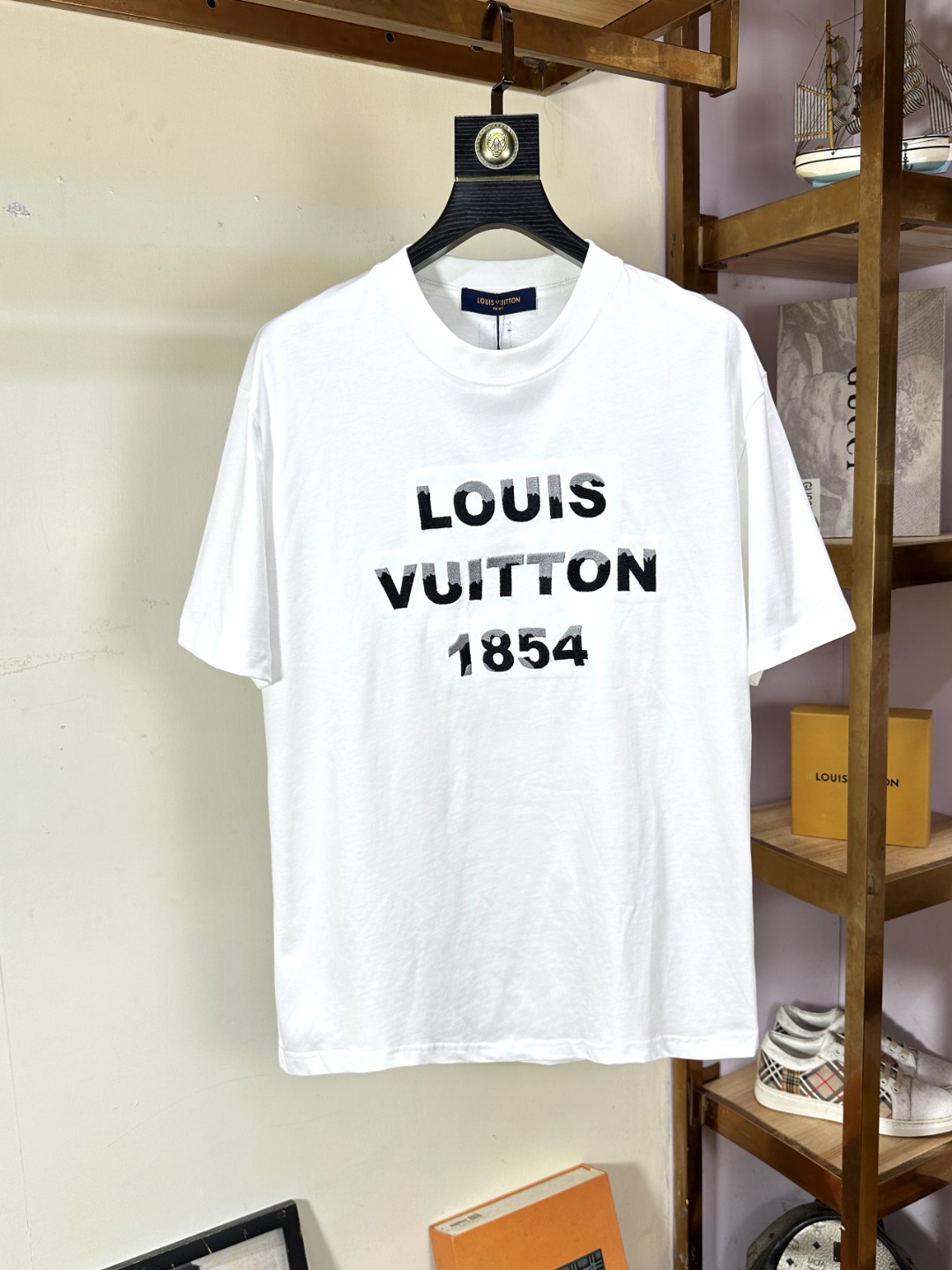 NO:427549,LV Louis Vuitton Fat Brother Gospel Max XL can wear 200 kilograms high-end version, top round neck casual short sleeve high-end custom versatile style, anyone can easily control it, full custom fabric craftsmanship, the latest logo design of the luxurious classic brand on the chest, very high-end, those who understand goods must enter!  The style and tailoring are slim styles, which are very exquisite, showing aura and highlighting the exquisiteness of business men. This is the unique feature, the right slim fit, and the upper body effect is very good!  Size XS-XL (counter code is equivalent to M-3XL), louis vuitton,louis vuitton,t-shirt,alexander wang19860909LV 路易威登 胖哥福音最大XL可穿200斤高版本 顶级圆领休闲短袖高级定制百搭款式 任何人都可以轻松驾驭 面料全订制工艺 胸前奢华经典品牌最新logo设计,非常显档次懂货的必须入！版型剪裁属于修身款 非常精致,显气场,又会凸显商务男士的精致,这就是独到之处,恰到好处的修身,上身效果非常赞！尺码XS-XL（专柜码等同M-3XL）,,louis vuitton,louis vuitton,T-shirt,alexander wang,Men's clothing