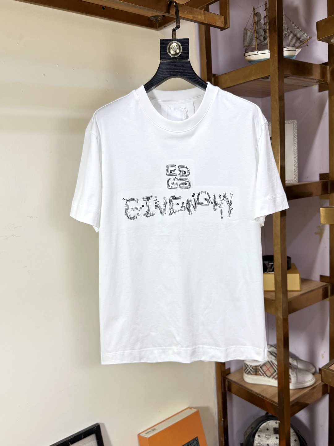 NO:427581,Givenchy Givenchy Fat Brother Gospel Maximum XL can wear 200 kilograms high-end version, top round neck casual short-sleeved high-end custom versatile style, anyone can easily control it, full custom fabric craftsmanship, the latest logo design of the luxurious classic brand on the chest, very high-end, those who understand goods must enter!  The style and tailoring are slim styles, which are very exquisite, showing aura and highlighting the exquisiteness of business men. This is the unique feature, the right slim fit, and the upper body effect is very good!  Size XS-XL (counter code is equivalent to M-3XL), given , given , given , given , T-shirt, alexander wang19860909Givenchy 纪梵希 胖哥福音最大XL可穿200斤高版本 顶级圆领休闲短袖高级定制百搭款式 任何人都可以轻松驾驭 面料全订制工艺 胸前奢华经典品牌最新logo设计,非常显档次懂货的必须入！版型剪裁属于修身款 非常精致,显气场,又会凸显商务男士的精致,这就是独到之处,恰到好处的修身,上身效果非常赞！尺码XS-XL（专柜码等同M-3XL）,,givenchy,givenchy,T-shirt,alexander wang,Men's clothing