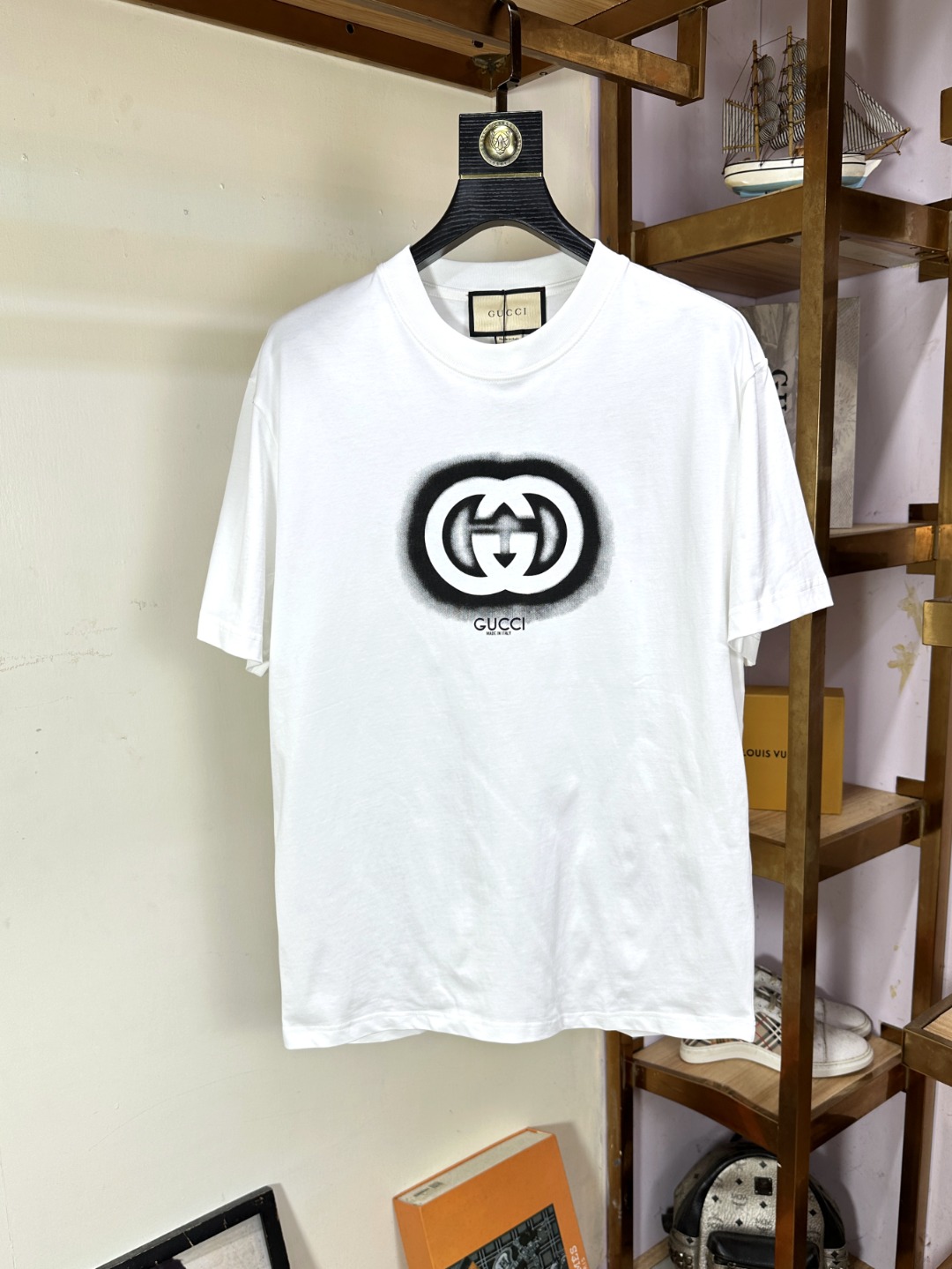 NO:427569,Gucci Gucci Fat Brother Gospel Maximum XL can wear 200 kilograms high-end version, top round neck casual short sleeve high-end custom versatile style, anyone can easily control it, full custom fabric craftsmanship, the latest logo design of the luxurious classic brand on the chest, very high-end, those who understand goods must enter!  The style and tailoring are slim styles, which are very exquisite, showing aura and highlighting the exquisiteness of business men. This is the unique feature, the right slim fit, and the upper body effect is very good!  Size XS-XL (counter code is equivalent to M-3XL), gucci, T-shirt, alexander wang19860909Gucci 古奇 胖哥福音最大XL可穿200斤高版本 顶级圆领休闲短袖高级定制百搭款式 任何人都可以轻松驾驭 面料全订制工艺 胸前奢华经典品牌最新logo设计,非常显档次懂货的必须入！版型剪裁属于修身款 非常精致,显气场,又会凸显商务男士的精致,这就是独到之处,恰到好处的修身,上身效果非常赞！尺码XS-XL（专柜码等同M-3XL）,,gucci,T-shirt,alexander wang,Men's clothing