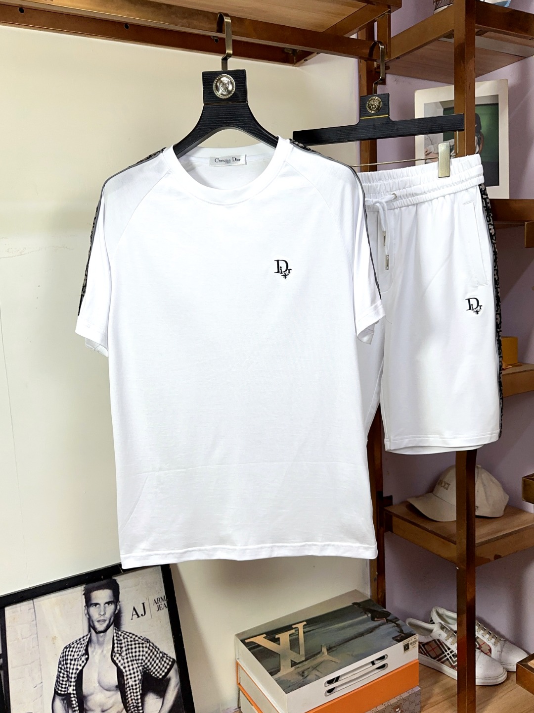 NO:430296,Dior exclusively offers new trendy men's fashionable round neck short-sleeved shorts suit, trendy and fashionable casual short-sleeved short-sleeved suit!  High breathability and comfort, impeccable details, brand elements design concept, reflecting high quality. It presents casual cut and has a great upper body style!  Code number M-3XL, dior, dior, shorts, T-shirt, alexander wang19860909Dior迪奥 独家专供新款潮男时尚圆领短袖短裤套装,潮流时尚休闲短袖套装！透气舒适度高,细节无可挑剔,品牌元素设计理念,体现高品质.呈现休闲裁剪,上身版型超赞！码数M-3XL,,dior,dior,shorts,T-shirt,alexander wang,Men's clothing