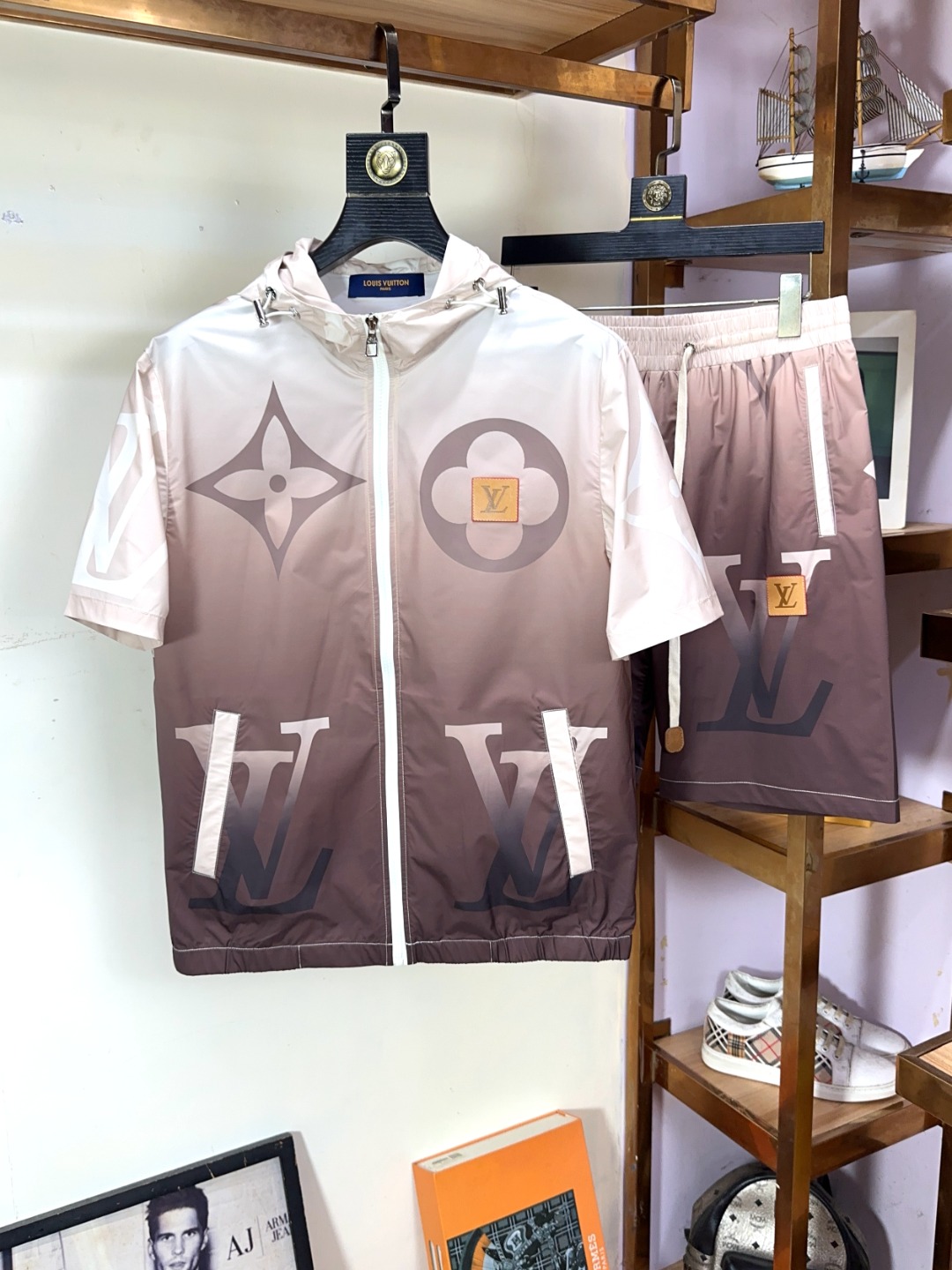 NO:430274,LV Louis Vuitton Early Spring 2025 latest fashion designer donkey brand hooded short-sleeved cardigan shorts suit, details everywhere show the high-end structural tailoring design changes to show the diverse image changes of men, slim and neat, tailoring, meet the popular multi-layered outfits and versatile life styles!  ,,louis vuitton,louis vuitton,louis vuitton,shorts,t-shirt,hats,alexander wang19860909LV路易威登 早春款2025最新款时尚设计师款驴牌连帽短袖开衫短裤套装,处处细节显工艺足够的高级结构性剪裁的设计改变来展现男士多样的形象变化,修身利落、剪裁合体,满足时下正流行的多层次穿搭,生活百搭款式！,,louis vuitton,louis vuitton,louis vuitton,shorts,T-shirt,hats,alexander wang,Men's clothing