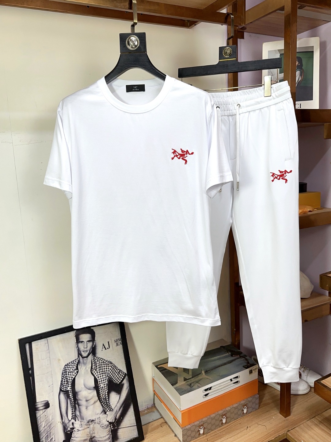 NO:430287,Archaeopteryx is popular a high-end!  Aristocratic suit [Rose][Rose] The original single-quality exclusive high-quality major brand suits are all top European and American styles and fabrics handmade, and the works of the world's top designers, with international fashion brands, reflecting elegance, personality, fashion. Our company does not attract customers at low prices, but starts with quality, taste, connotation and some top design elements. 175 135 catties. Wear L can wear 190 catties. Standard size M-3XL.,arc'teryx,alexander wang19860909始祖鸟 爆款a 高端 ！贵族套装 [玫瑰][玫瑰]原单品质独家首选高品质各大品牌套装,全是欧美顶级爆款花色及面料手工,世界顶尖设计师作品,具备国际时尚大牌元素,体现高雅、个性、时尚[强][强][强].本公司不是以低价格吸引客户,是以品质、品味、内涵以及一些顶级设计元素为起点.175 135斤 穿L 可以穿190斤.标准尺码 M-3XL.,arc'teryx,alexander wang,Men's clothing