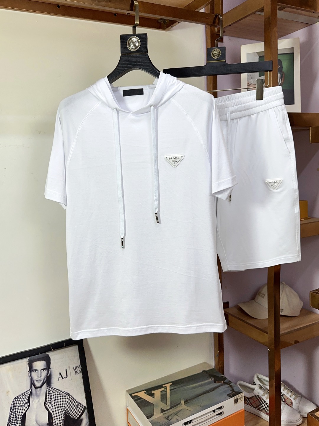 NO:463269,Prada exclusively offers new trendy men's fashionable round neck short-sleeved shorts suit, trendy and fashionable casual short-sleeved shorts suit!  High breathability and comfort, impeccable details, brand elements design concept, reflecting high quality. It presents casual cut and has a great upper body style!  Code number M-3XL, prada, prada, shorts, T-shirt, alexander wang19860909Prada普拉达 独家专供新款潮男时尚圆领短袖短裤套装,潮流时尚休闲短袖套装！透气舒适度高,细节无可挑剔,品牌元素设计理念,体现高品质.呈现休闲裁剪,上身版型超赞！码数M-3XL,,prada,prada,shorts,T-shirt,alexander wang,Men's clothing