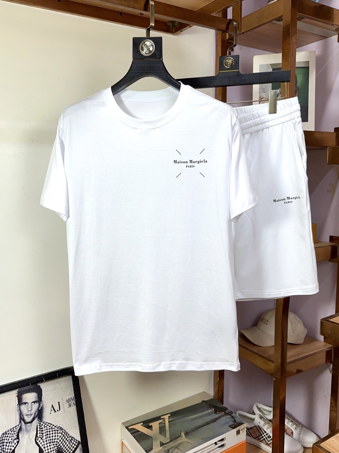 NO:463311,Majila exclusively offers new trendy men's fashionable round neck short-sleeved shorts suit, trendy and fashionable casual short-sleeved short-sleeved suit!  High breathability and comfort, impeccable details, brand elements design concept, reflecting high quality. It presents casual cut and has a great upper body style!  Code number M-3XL, masion margiela, shorts, T-shirt, alexander wang19860909马吉拉 独家专供新款潮男时尚圆领短袖短裤套装,潮流时尚休闲短袖套装！透气舒适度高,细节无可挑剔,品牌元素设计理念,体现高品质.呈现休闲裁剪,上身版型超赞！码数M-3XL,,masion margiela,shorts,T-shirt,alexander wang,Men's clothing