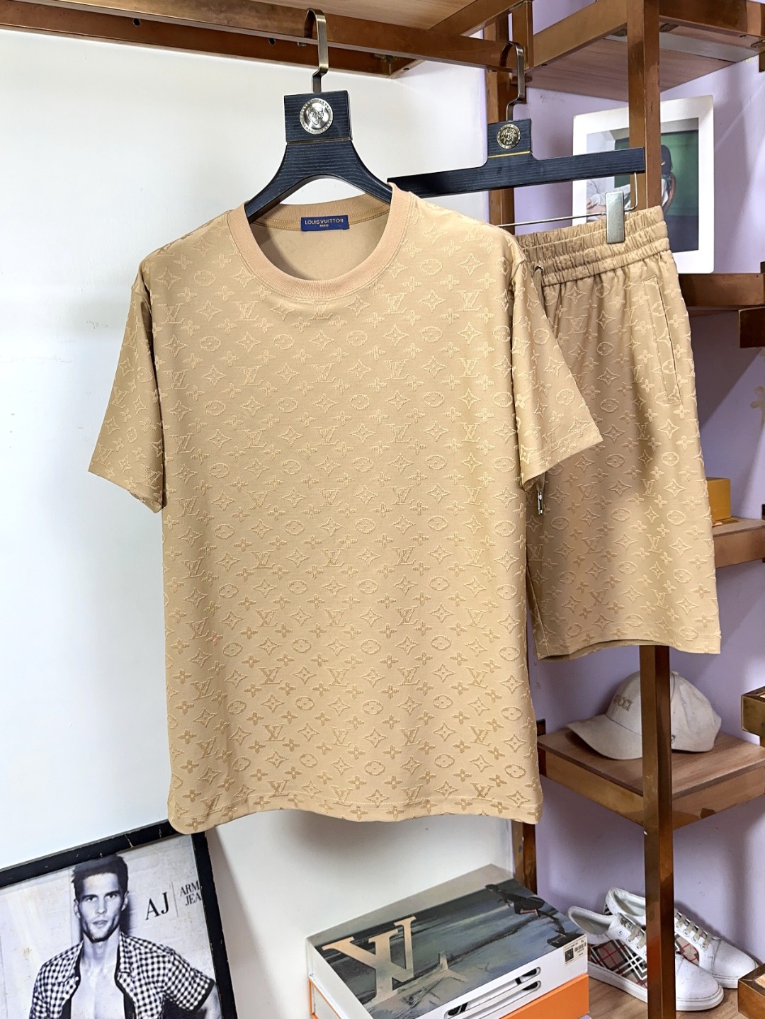 NO:430309,LV Louis Vuitton exclusively offers new trendy men's fashionable round neck short-sleeved shorts suit, trendy and fashionable casual short-sleeved short-sleeved suit!  High breathability and comfort, impeccable details, brand elements design concept, reflecting high quality. It presents casual cut and has a great upper body style!  Code number M-3XL, louis vuitton,louis vuitton,shorts,T-shirt,alexander wang19860909LV 路易威登 独家专供新款潮男时尚圆领短袖短裤套装,潮流时尚休闲短袖套装！透气舒适度高,细节无可挑剔,品牌元素设计理念,体现高品质.呈现休闲裁剪,上身版型超赞！码数M-3XL,,louis vuitton,louis vuitton,shorts,T-shirt,alexander wang,Men's clothing