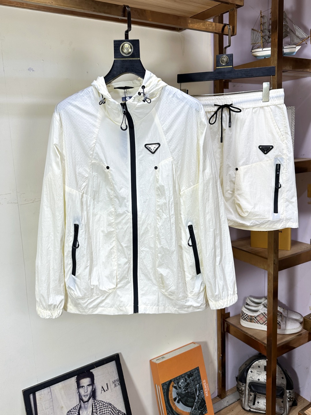 NO:430292,Prada's new spring and summer casual set gives people a feeling of trying out the label!  In addition to being quite accomplished in style design, the most obvious or most expert should be to have deeper and unique insights and attainments in fabrics. Through continuous structural research and problem-solving, and characterized by unique research on fabrics, these alone are enough to support it to become the first new logo brand image in the clothing manufacturing industry. This model is made of quick-drying fabric!  Through precision, the hand feels smooth and soft, and both has natural beauty and comfort. The large body style is cut cleanly and cleanly, and the fabric shows a different hazy structural beauty. It is made of exclusive mold customization. The fabric and its technology test the workers, can be smooth and smooth without wrinkles!  Embroidery design for clothes logo pattern!  It really tests the handmade work of every master!  It makes the overall clean and neat, without leaving any thread. Now the neutrality that pursues life is more refined in life!  Size S-4XL, prada, alexander wang19860909普拉达 春夏新款休闲套装,给人一种标签试的感觉！除了在款式设计上颇有造诣之外,最明显或者说最为拿手的,应该就是在面料上的拥有更深独特见解跟造诣了.通过不断地结构研究和问题处理,在以面料独特研究为特征,仅凭这些就已经足以支撑其成为服装制造行业中,首屈可数的新标志品牌形象.此款采用速干面料材质！通过精工手感细滑柔软,同时兼具自然美感跟舒适度.大身上版型裁剪简洁干净,面料上显现出了不一样朦胧的结构性美感来.独家开模定制而成,面料及其考验工人的技术,能做到平整服帖又不起皱！衣身logo图案刺绣设计！真的是很考验每位师傅的手工制作！使得整体干净利索,不留一丝线头.现在对于生活有所追求的中性也在生活中更为精致！尺码S-4XL,,prada,alexander wang,Men's clothing