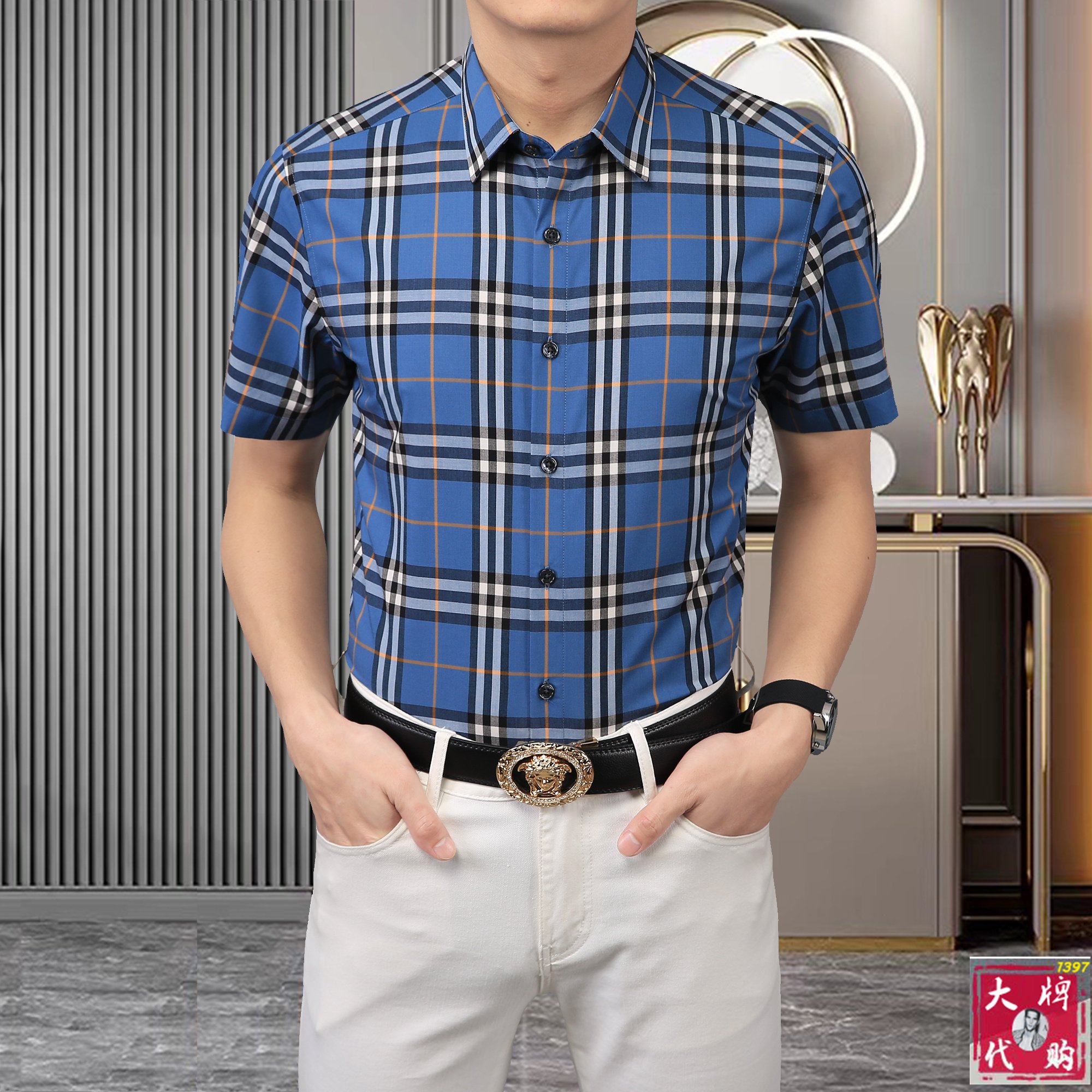 NO:472685,Burberry 2025ss Spring and Summer New Men's Short Sleeve Classic Plaid Shirt Shirt, High-end Version!  Customized fabrics for counters are breathable and comfortable, with impeccable details, and the brand element design concept reflects high quality. The feel is delicate and soft!  It presents casual cut, unbeaten style, exquisite craftsmanship can stand the test, and the upper body style is excellent!  Standard code number 48-56 codes, burberry, burberry, shirts, T-shirt, alexander wang19860909Burberry 巴宝莉 2025ss春夏新款男士短袖经典格子衬衣 衬衫,高端版本！专柜定制面料 透气舒适度高,细节无可挑剔,品牌元素设计理念,体现高品质.手感细腻柔软！呈现休闲裁剪,长久不败款,精致的工艺经得起检验,上身版型超赞！标准码数48-56码,,burberry,burberry,shirts,T-shirt,alexander wang,Men's clothing