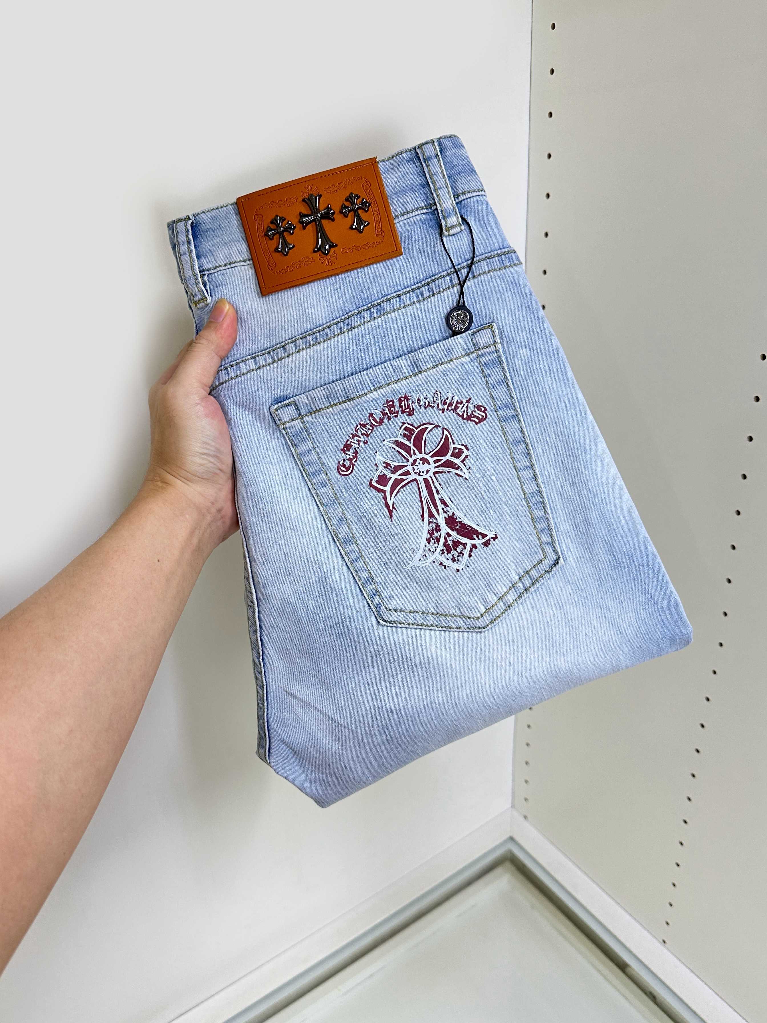 NO:518799,Crowsin, hot products are coming, new models and new products are available for sale in the counter. The original jeans in physical stores are already 1:1 good products for the counter, suitable for all ages. The highest version of the imported European fabric in the market is comfortable, soft and skin-friendly, with super cool and fashionable and versatile effect, straight and stylish, a must-have for the wardrobe!  Suitable for any occasion Size 29-38, Chrome hearts, jeans, alexander wang19860909克罗心 爆款来袭 新款新品 专柜有售 实体店已极品牛仔裤专柜原版1:1好货,适合各个年龄段.市场最高版本的欧洲进口面料.舒适柔软亲肤,上身效果超级棒时尚百搭,笔挺有型,衣橱必备！适合任何场合穿着 尺码29-38,,chrome hearts,jeans,alexander wang,Men's clothing