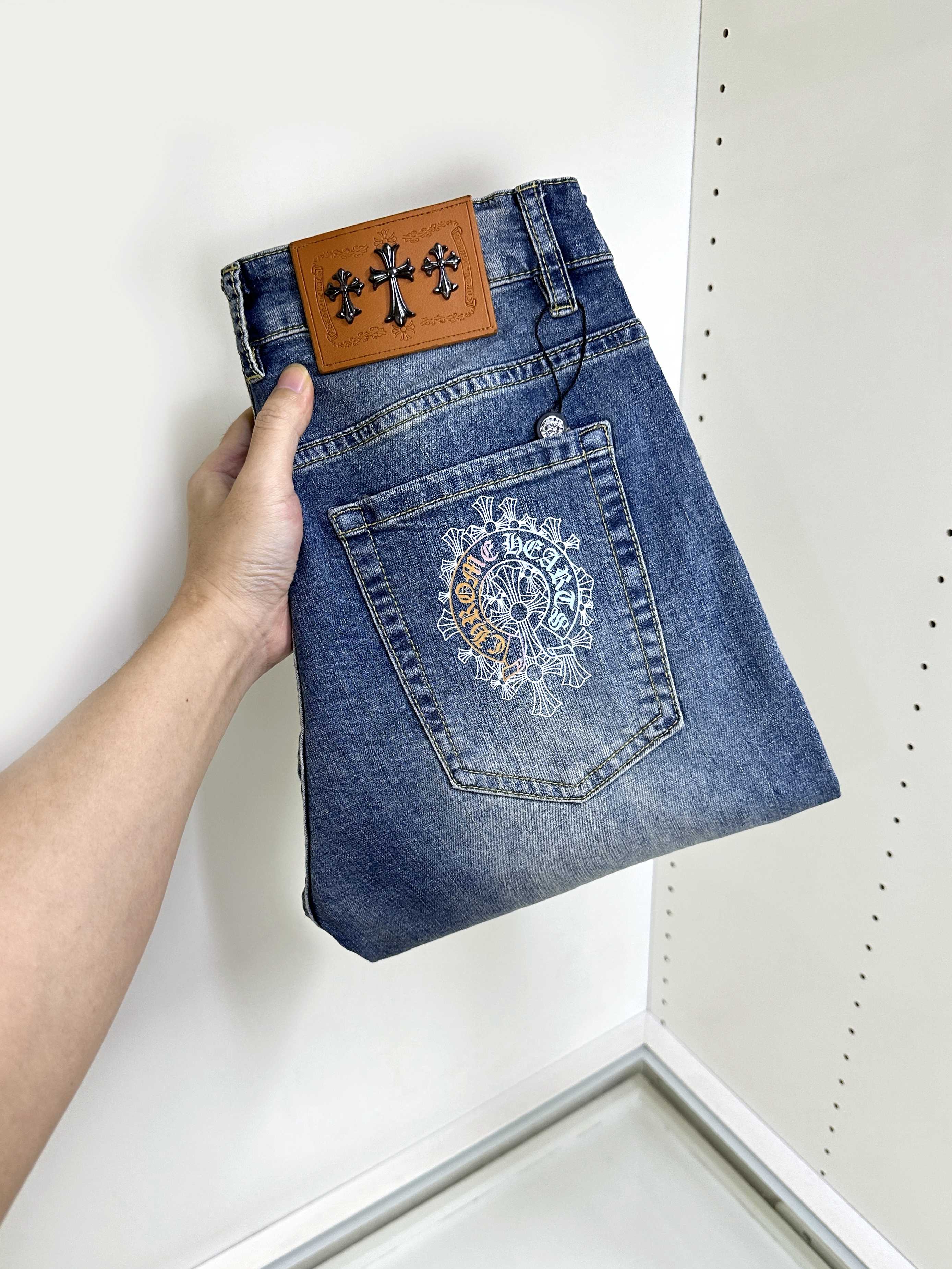 NO:518815,Crowsin, hot products are coming, new models and new products are available for sale in the counter. The original jeans in physical stores are already 1:1 good products for the counter, suitable for all ages. The highest version of the imported European fabric in the market is comfortable, soft and skin-friendly, with super cool and fashionable and versatile effect, straight and stylish, a must-have for the wardrobe!  Suitable for any occasion Size 29-38, Chrome hearts, jeans, alexander wang19860909克罗心 爆款来袭 新款新品 专柜有售 实体店已极品牛仔裤专柜原版1:1好货,适合各个年龄段.市场最高版本的欧洲进口面料.舒适柔软亲肤,上身效果超级棒时尚百搭,笔挺有型,衣橱必备！适合任何场合穿着 尺码29-38,,chrome hearts,jeans,alexander wang,Men's clothing